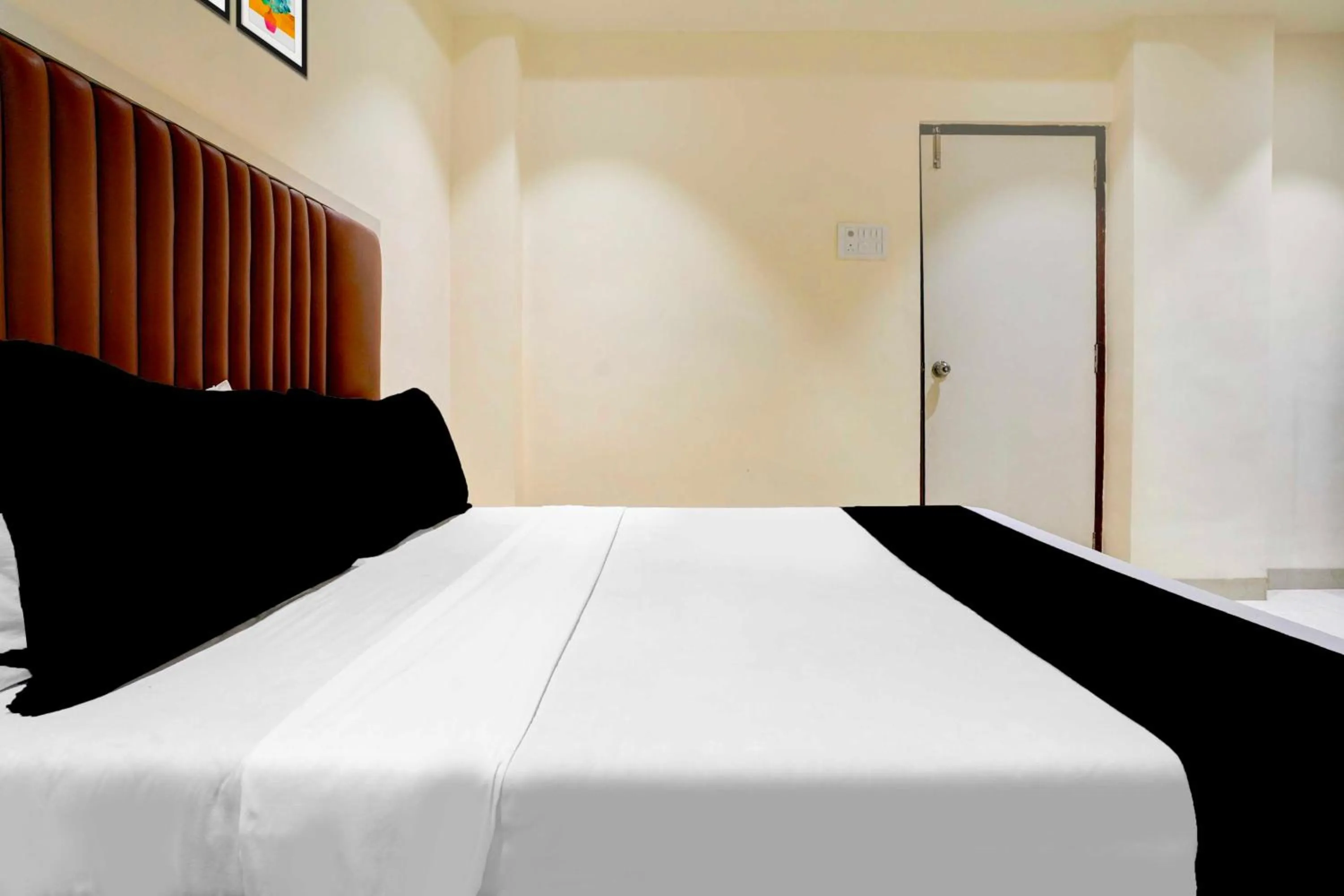 Bedroom, Bed in Hotel O Ulhasnagar Railway Station