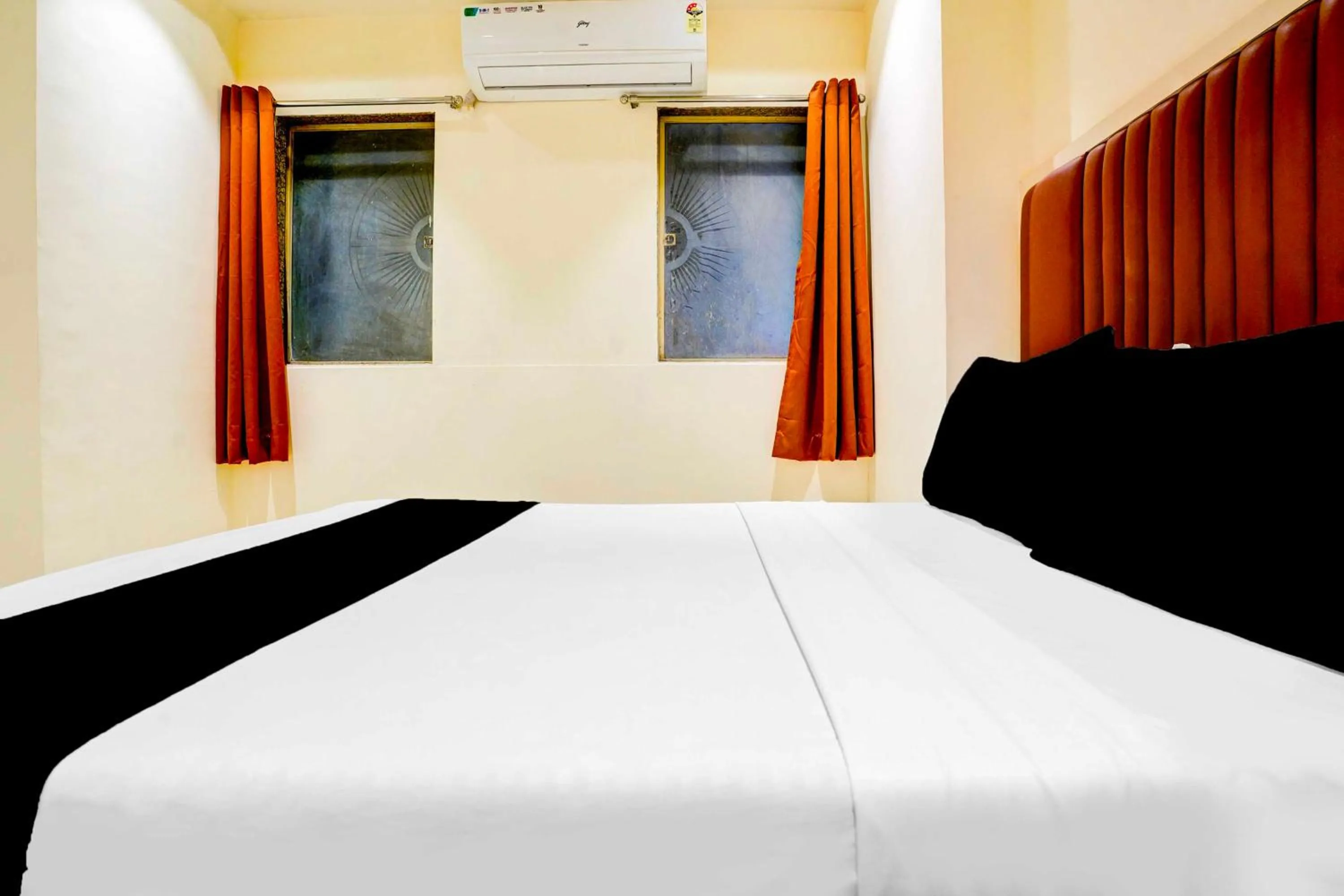 Bedroom, Bed in Hotel O Ulhasnagar Railway Station