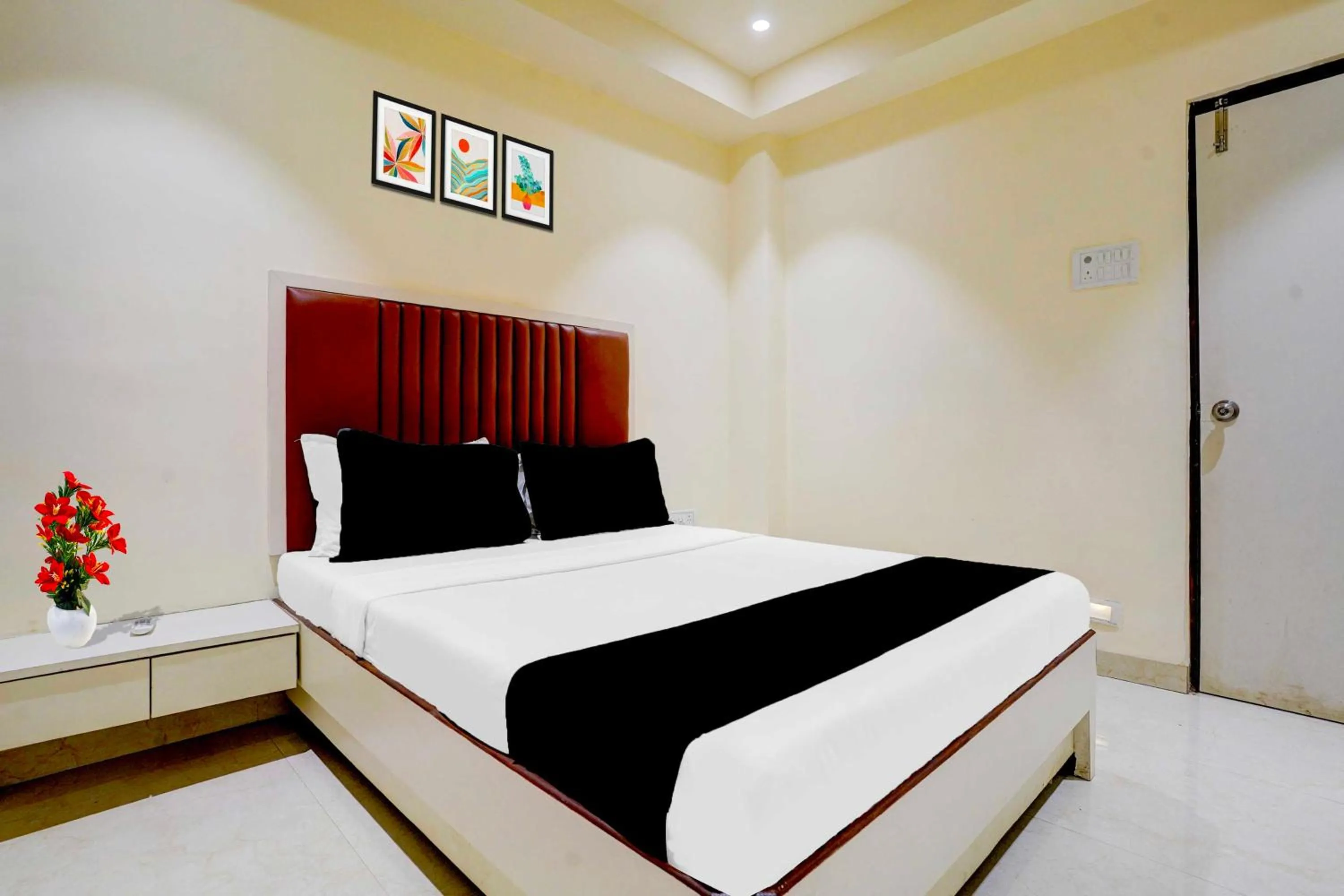Bedroom, Bed in Hotel O Ulhasnagar Railway Station