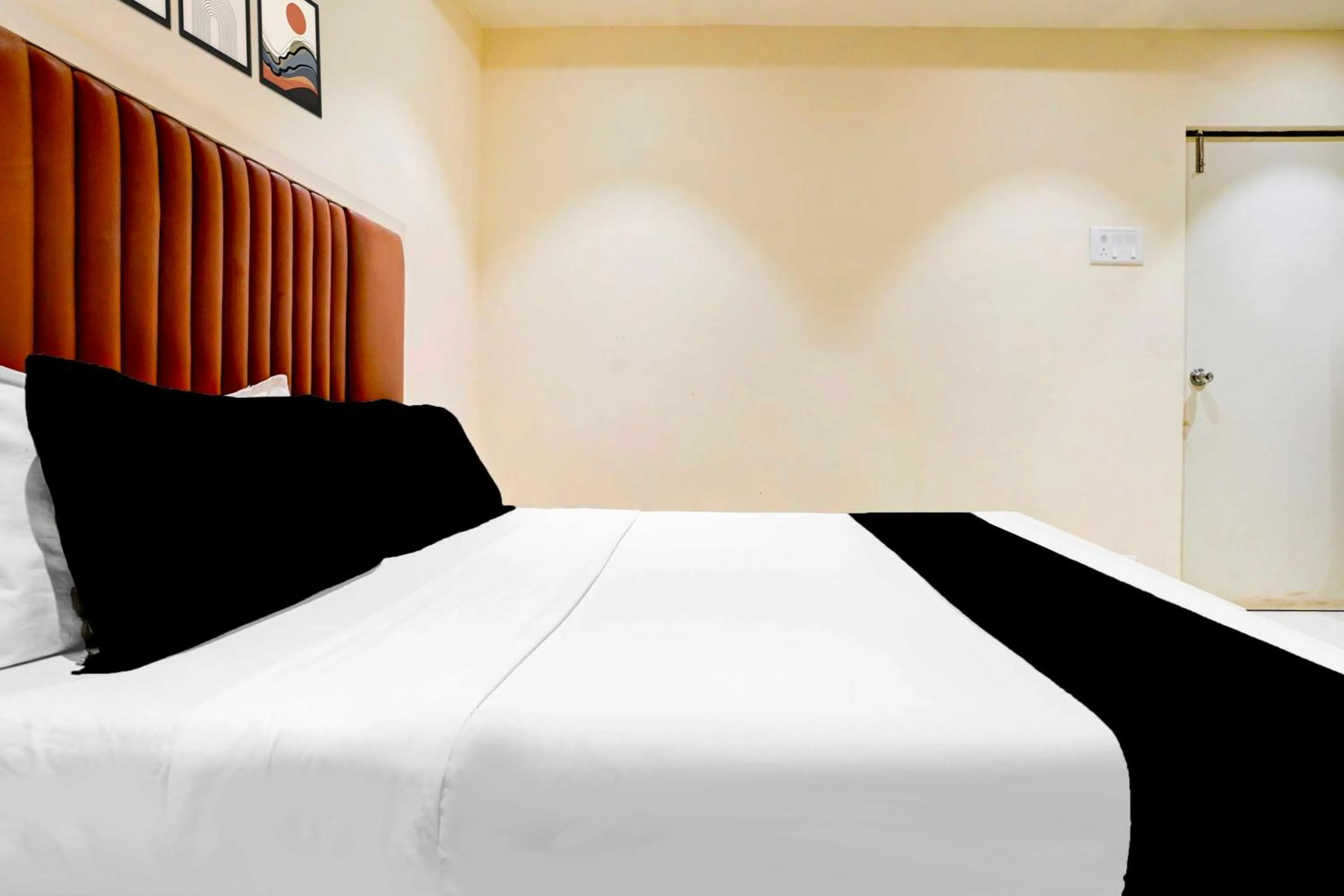 Bedroom, Bed in Hotel O Ulhasnagar Railway Station