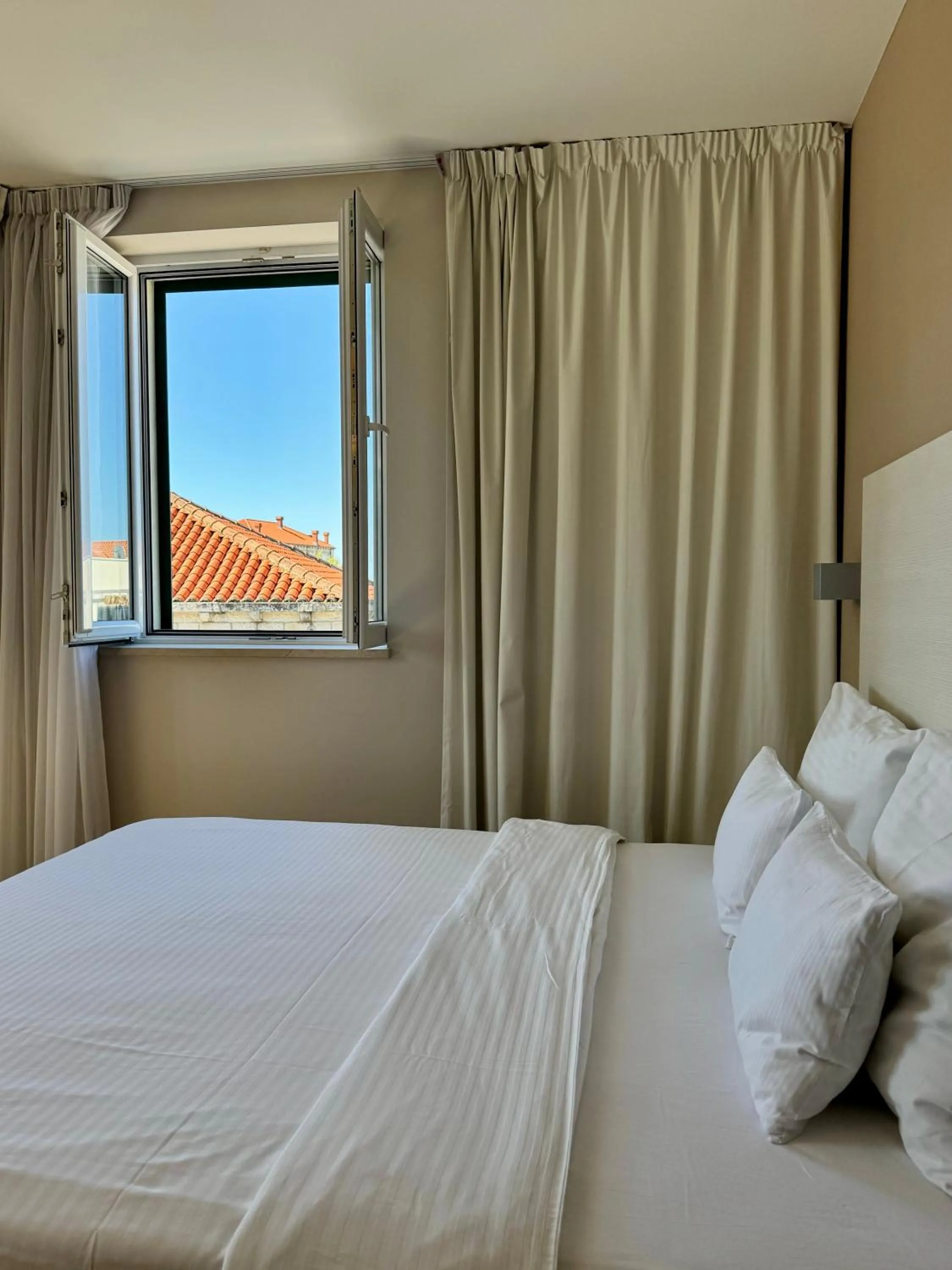room service, Bed in Hotel Konavle