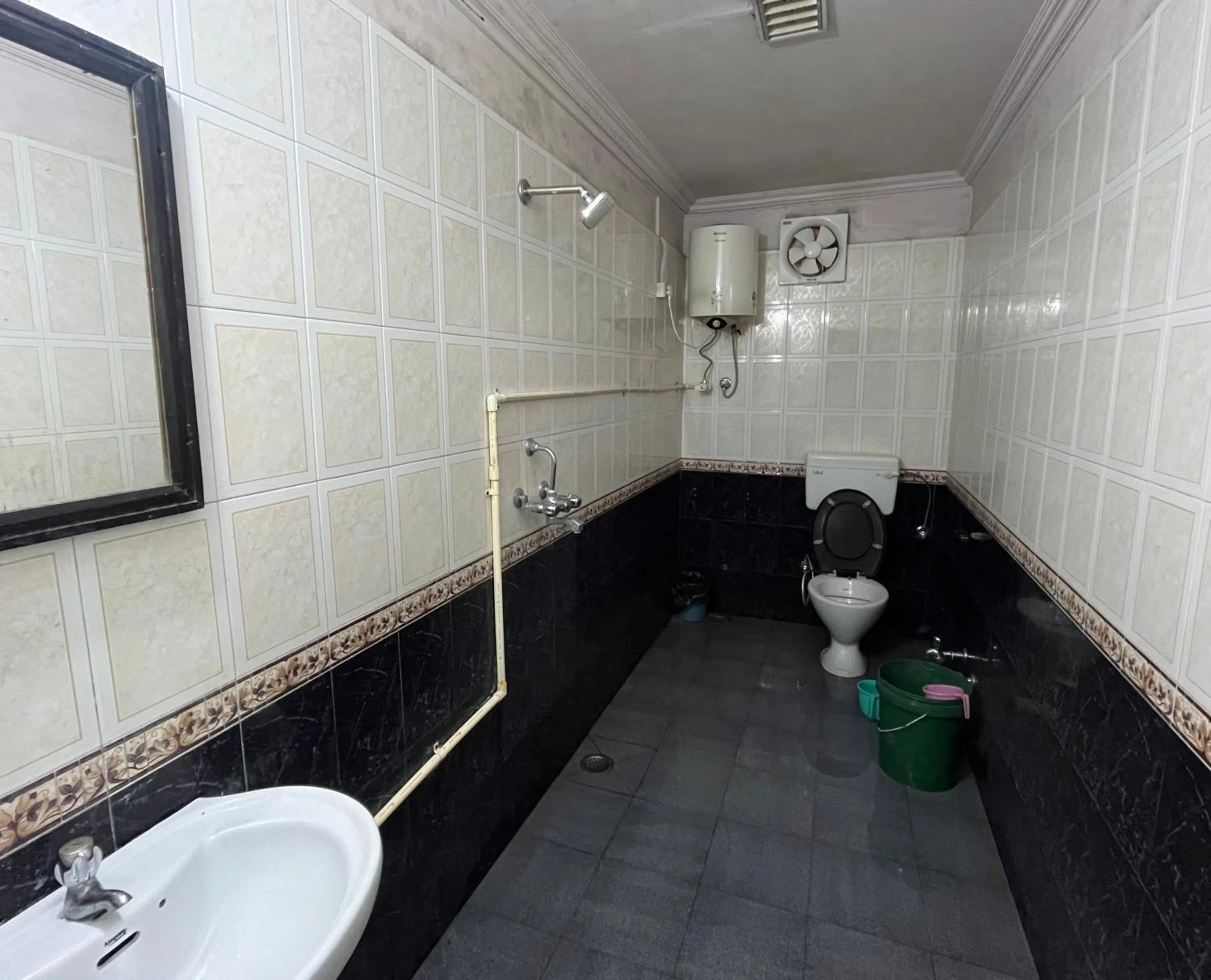 Shower in Vishwa Deva Homestay