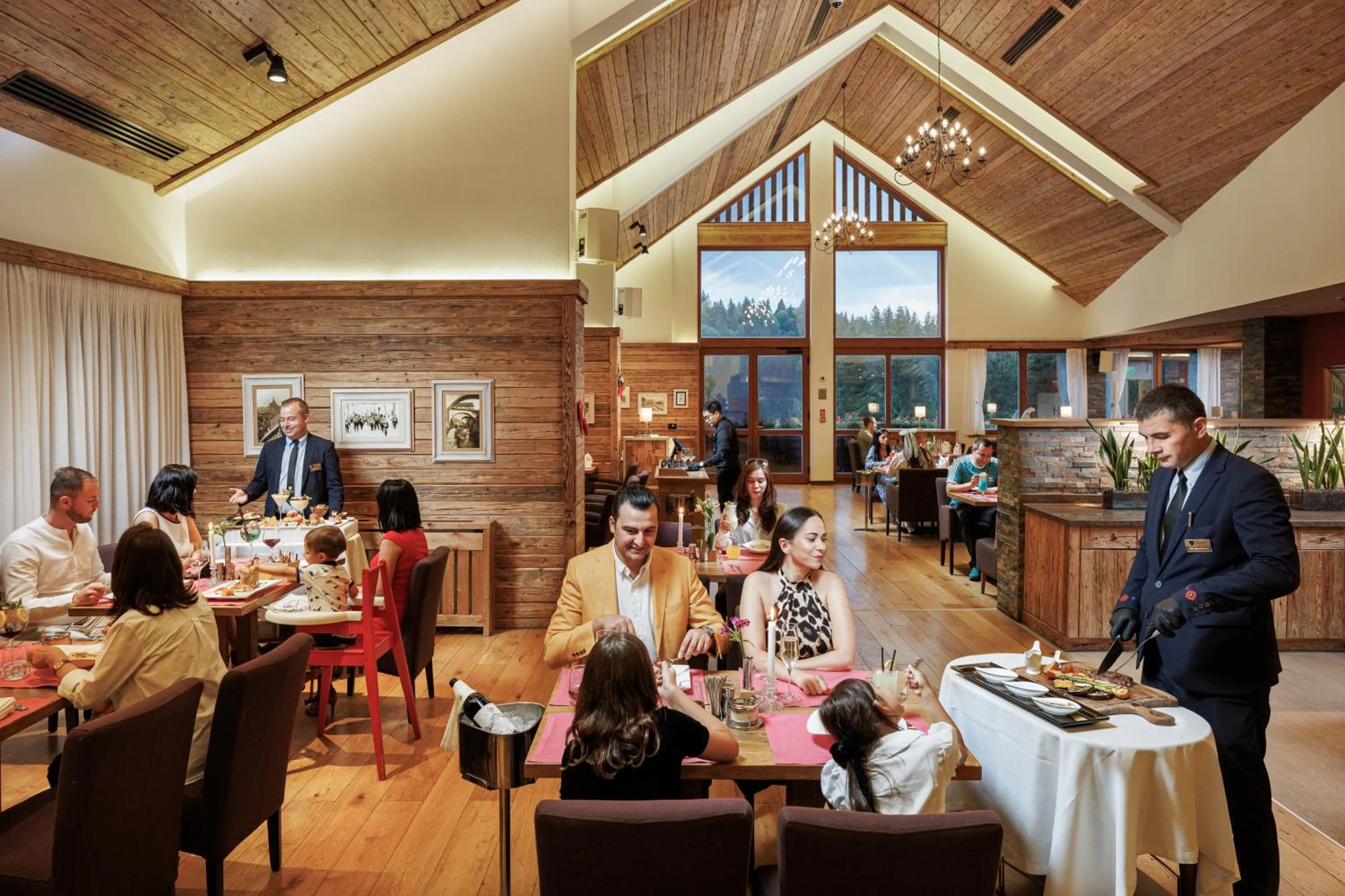 Restaurant/places to eat in Teleferic Grand Hotel