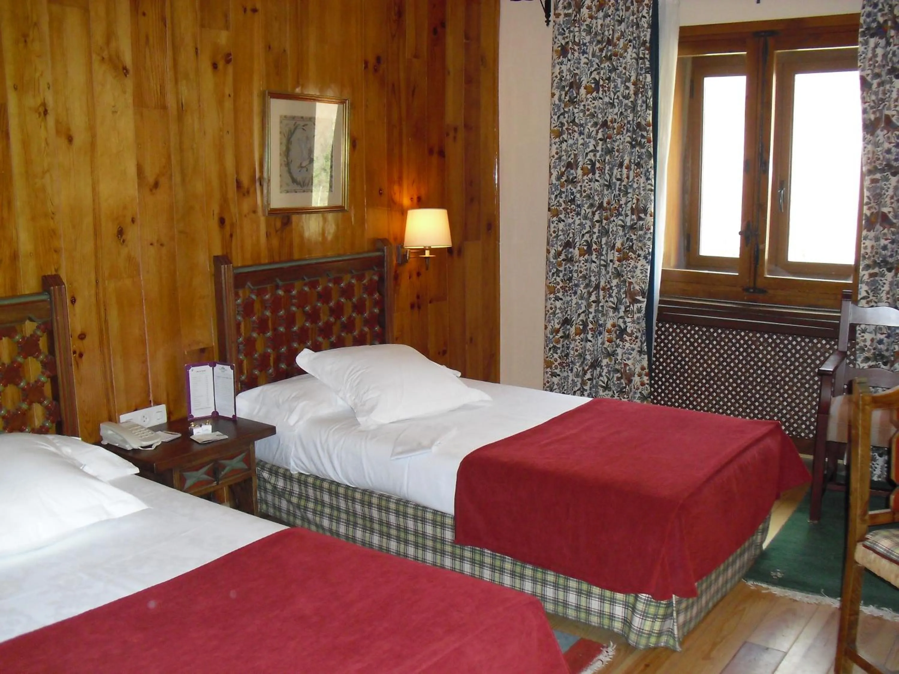 Photo of the whole room, Bed in Parador de Bielsa