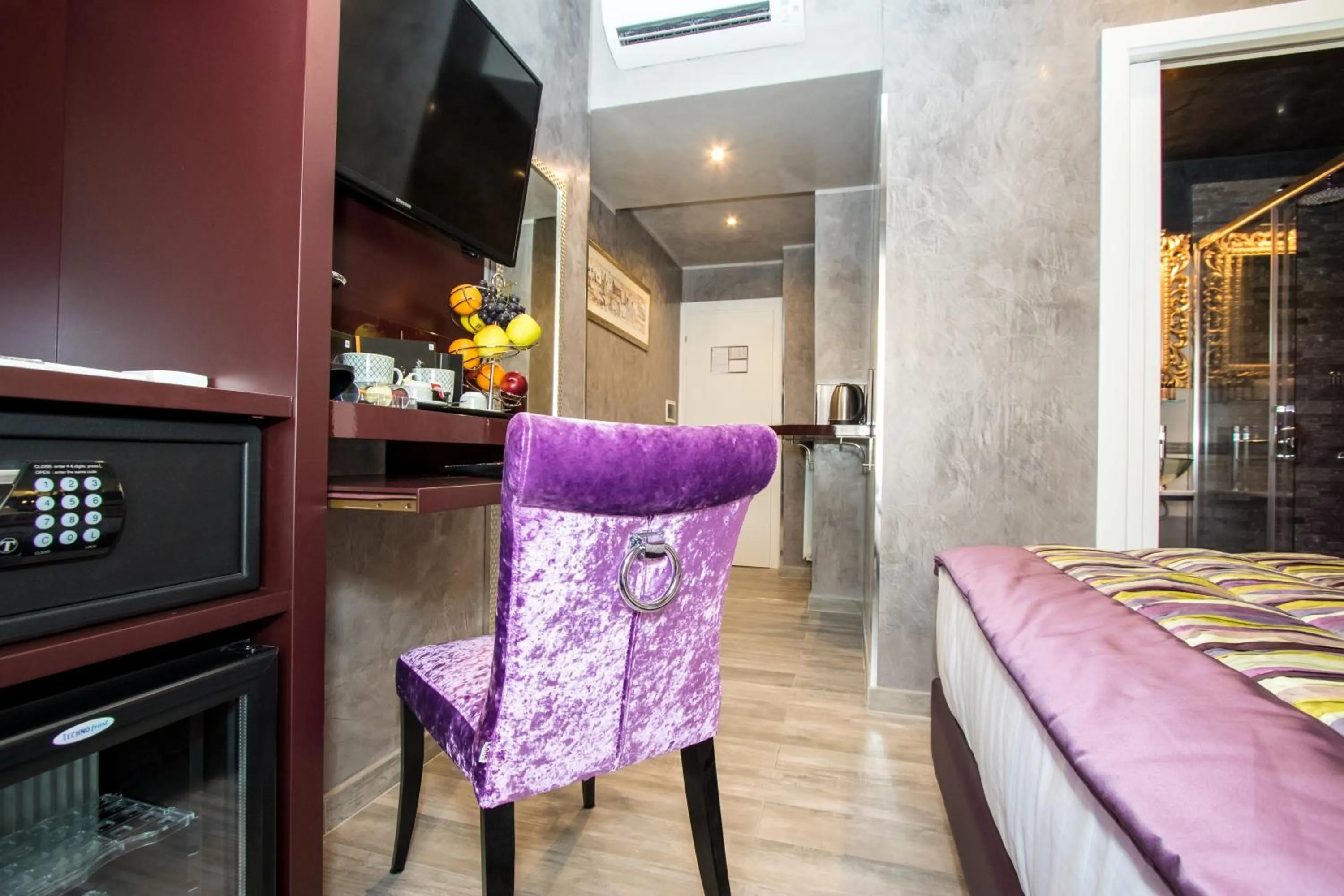 Photo of the whole room in Vaticano Julia Guest House