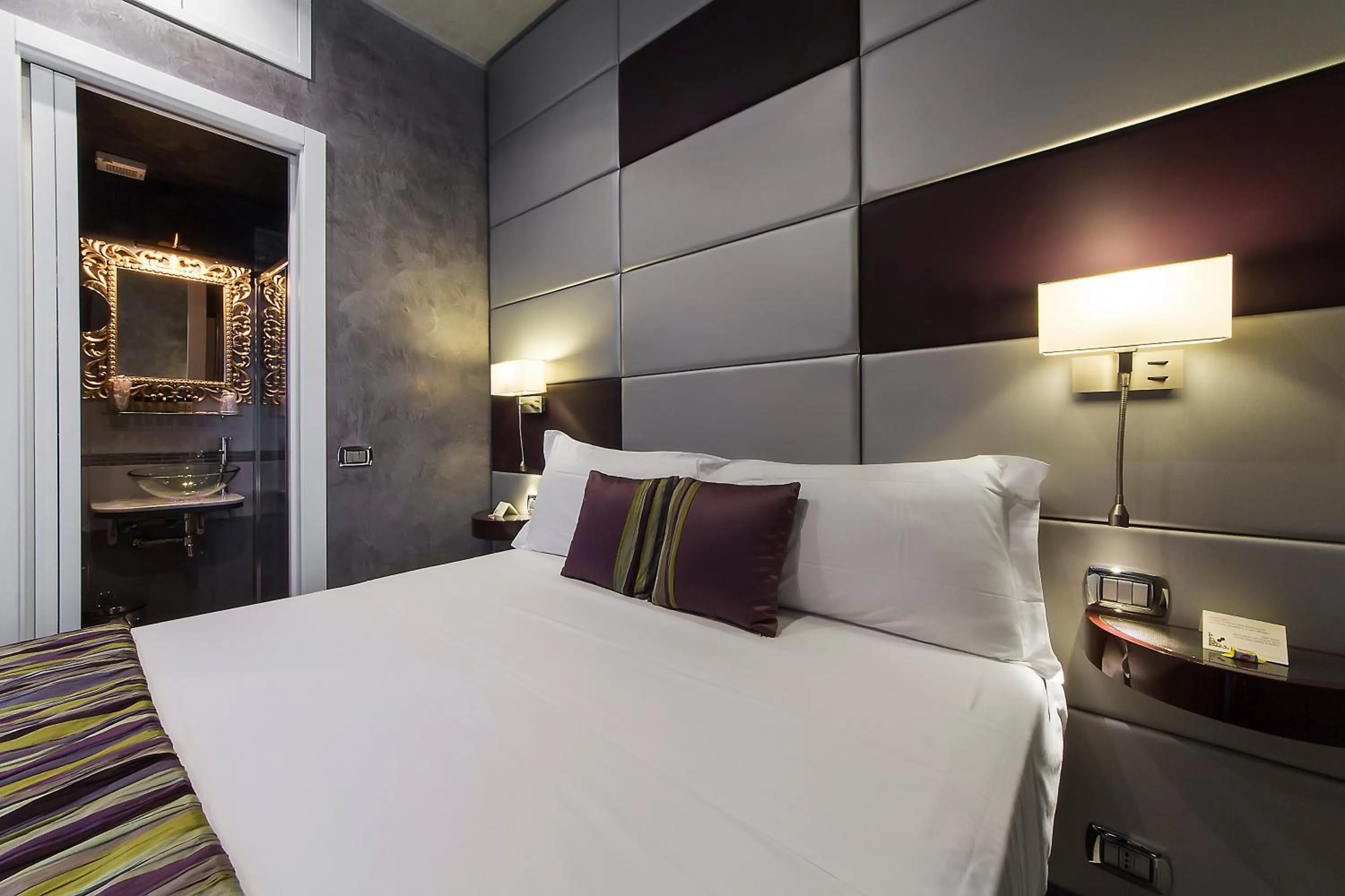 Photo of the whole room, Bed in Vaticano Julia Guest House