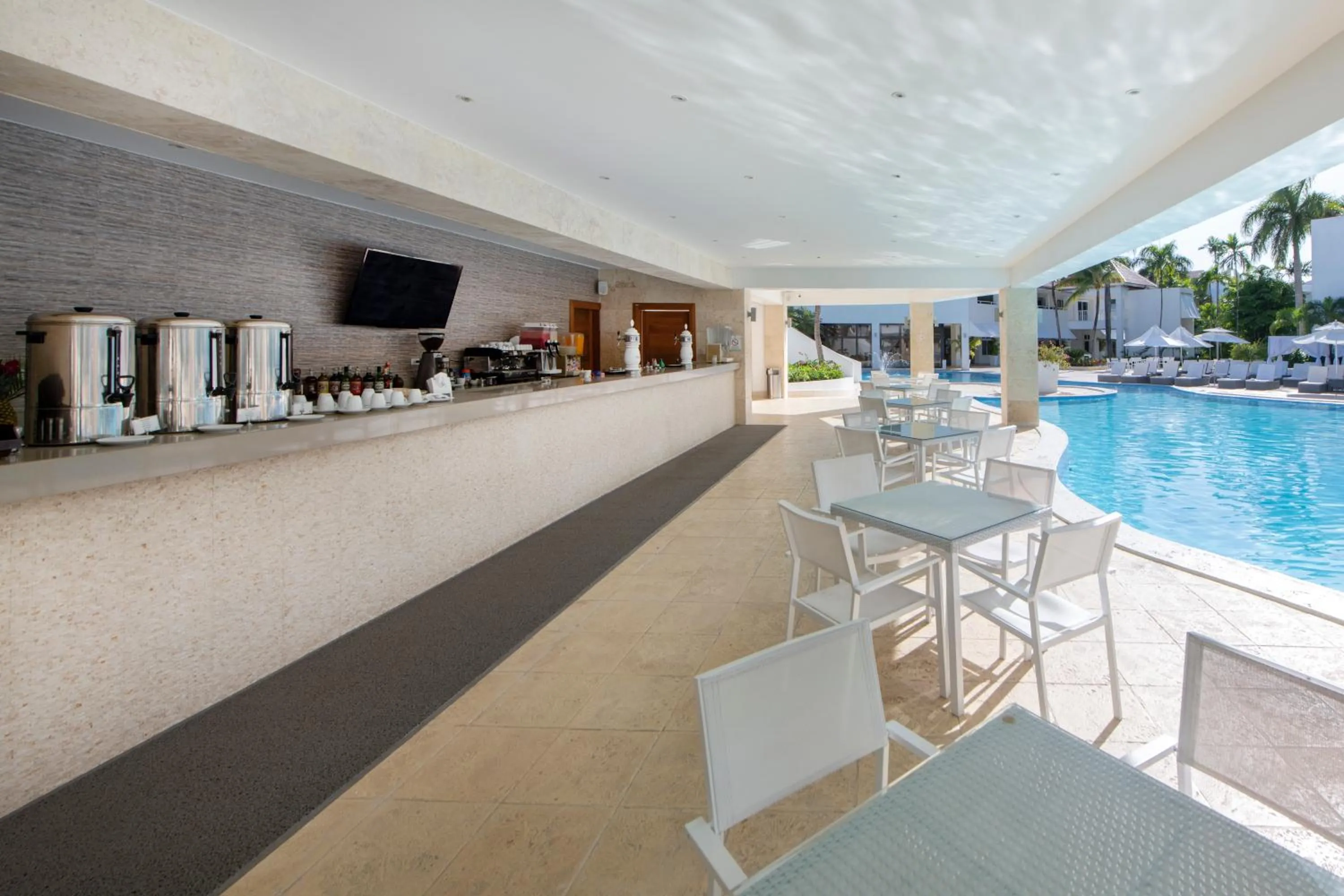 Lounge or bar in Viva Heavens by Wyndham, A Trademark All Inclusive