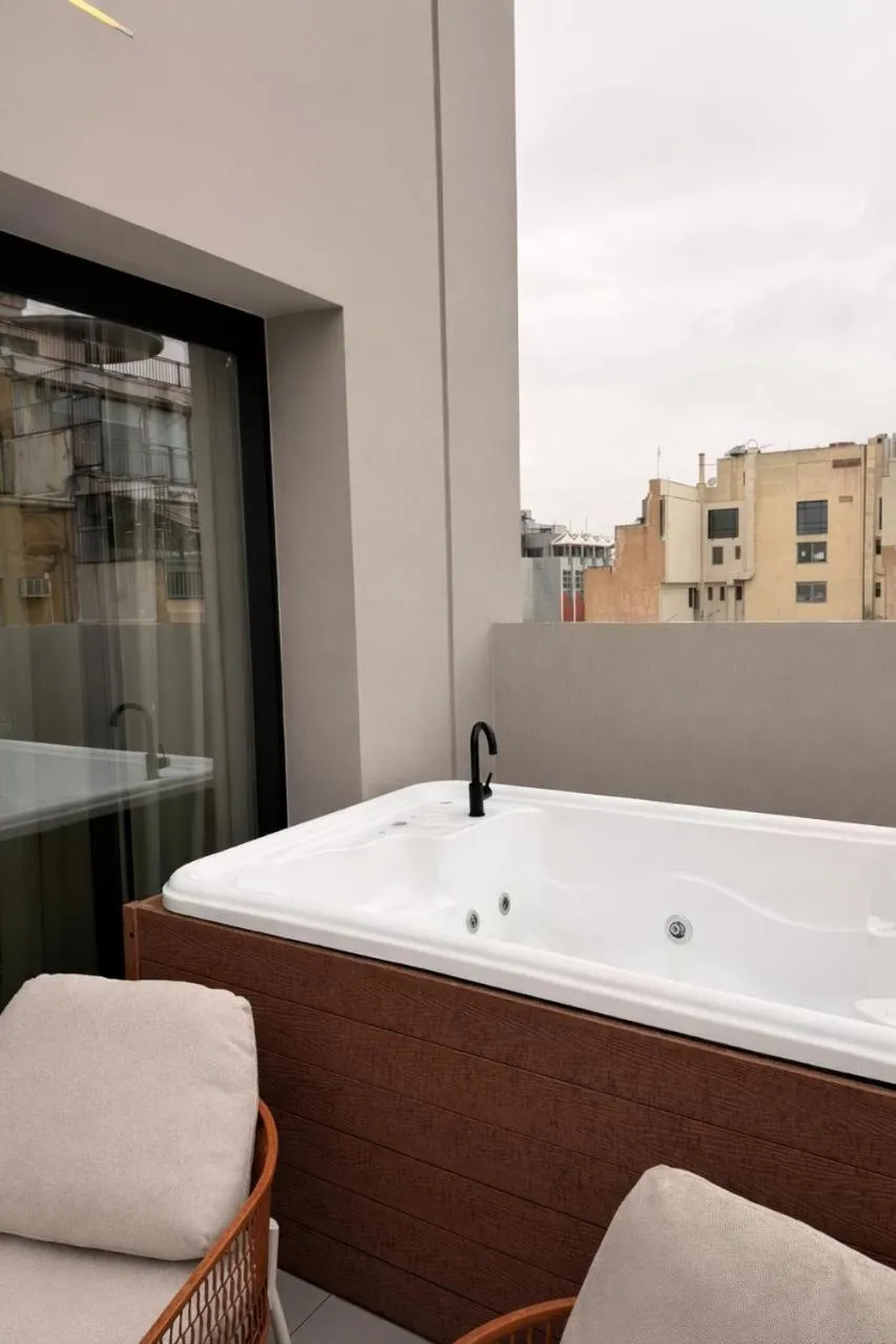 Hot Tub in Acropolis Grid Athens