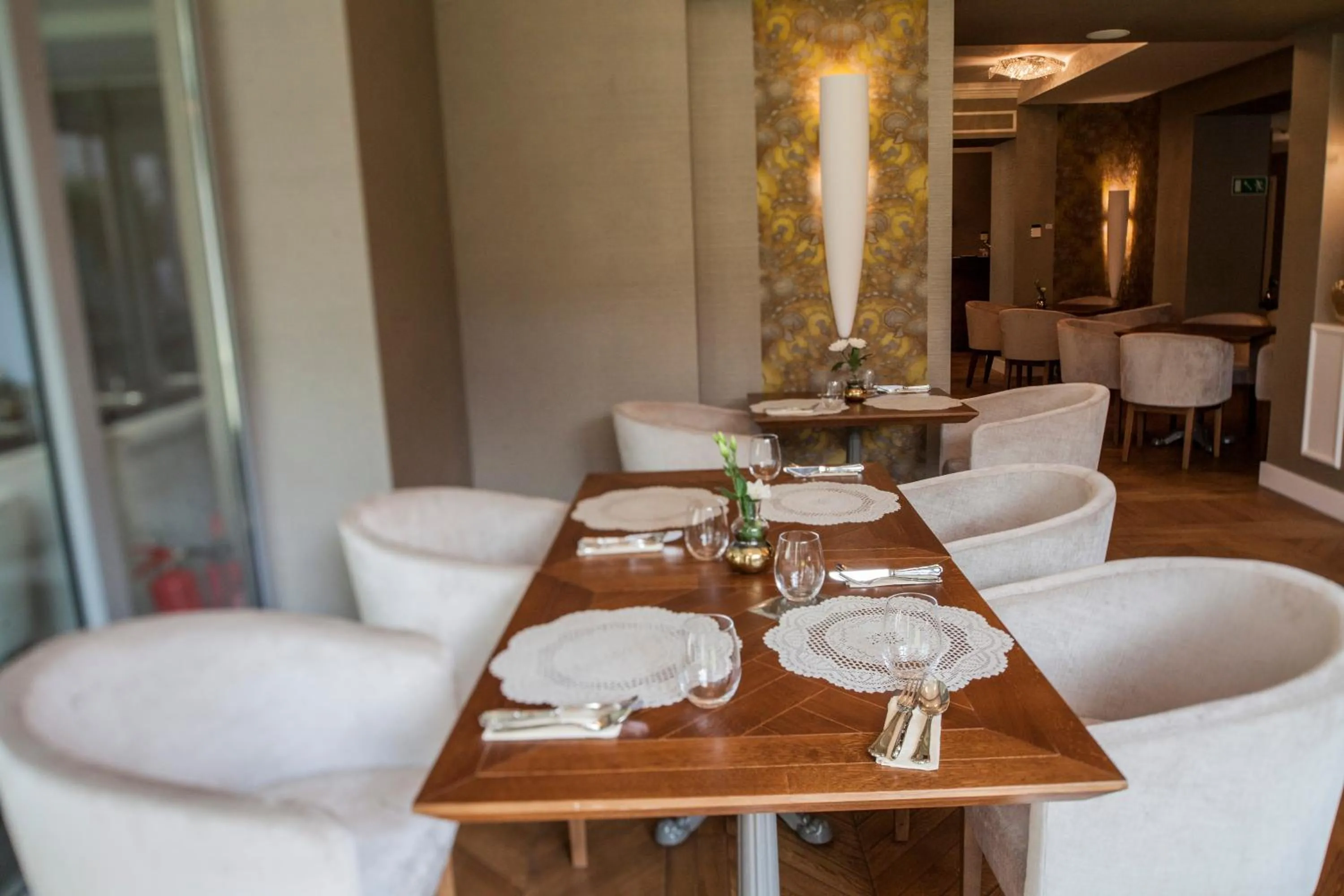Restaurant/places to eat in Hotel Alhambra