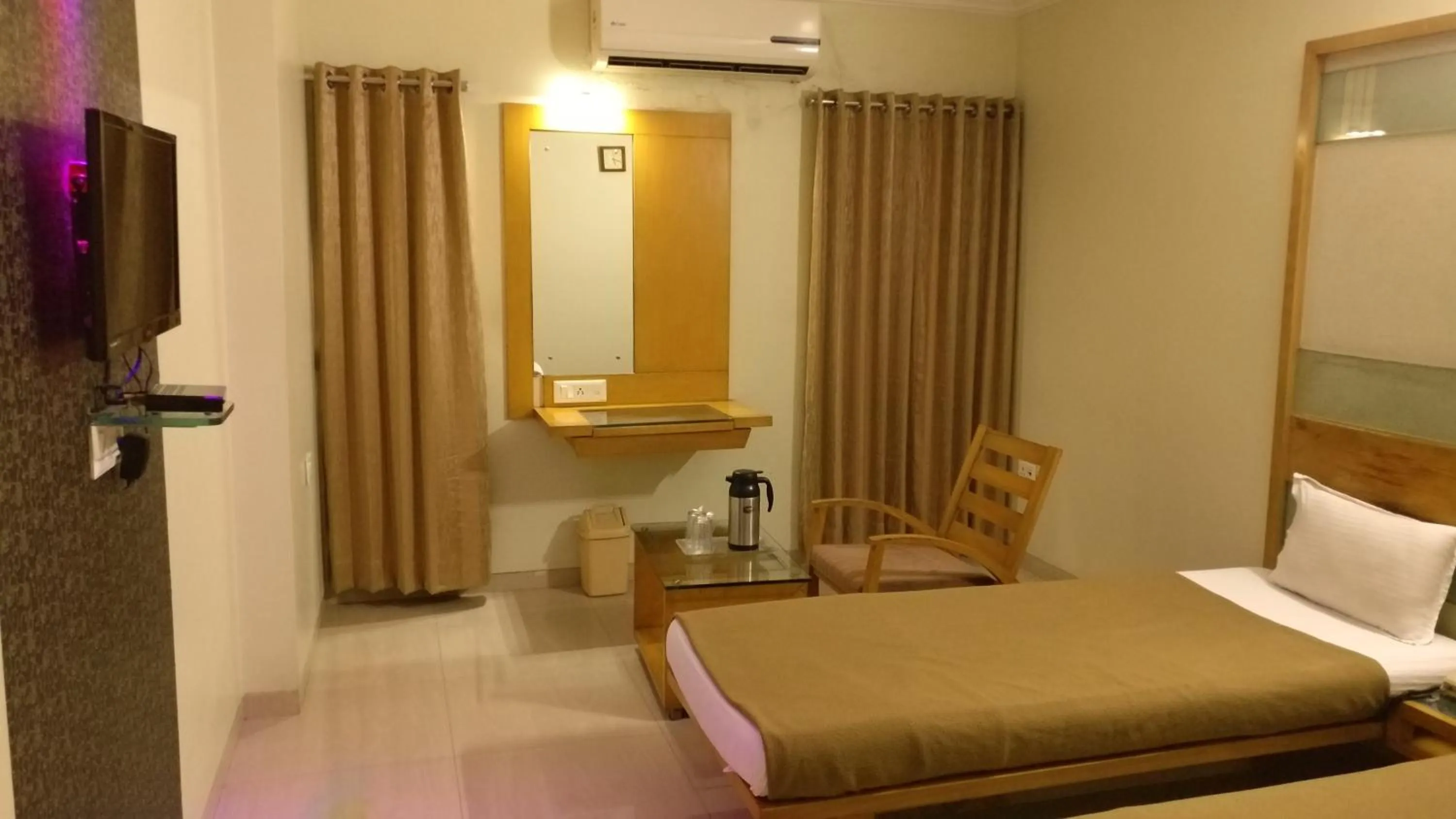 Seating area, Bed in Hotel Easy Retreat