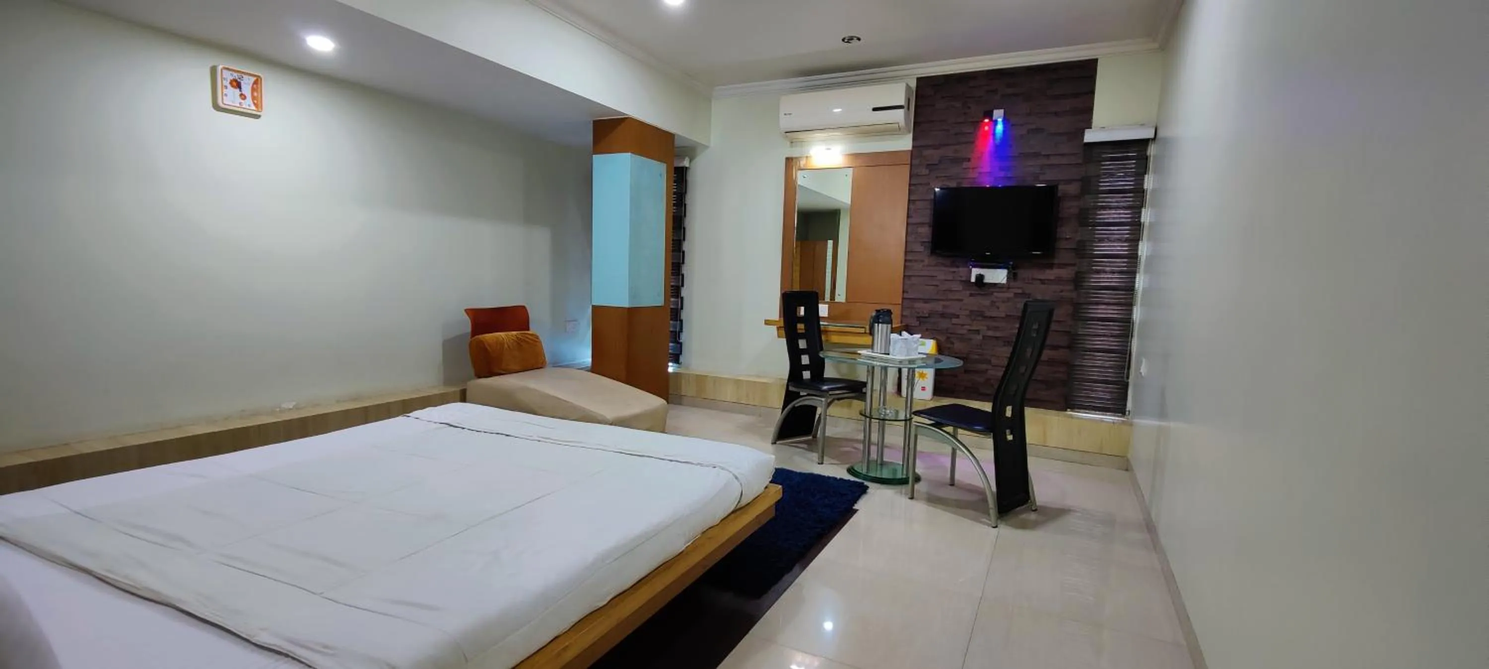 Photo of the whole room, Bed in Hotel Easy Retreat