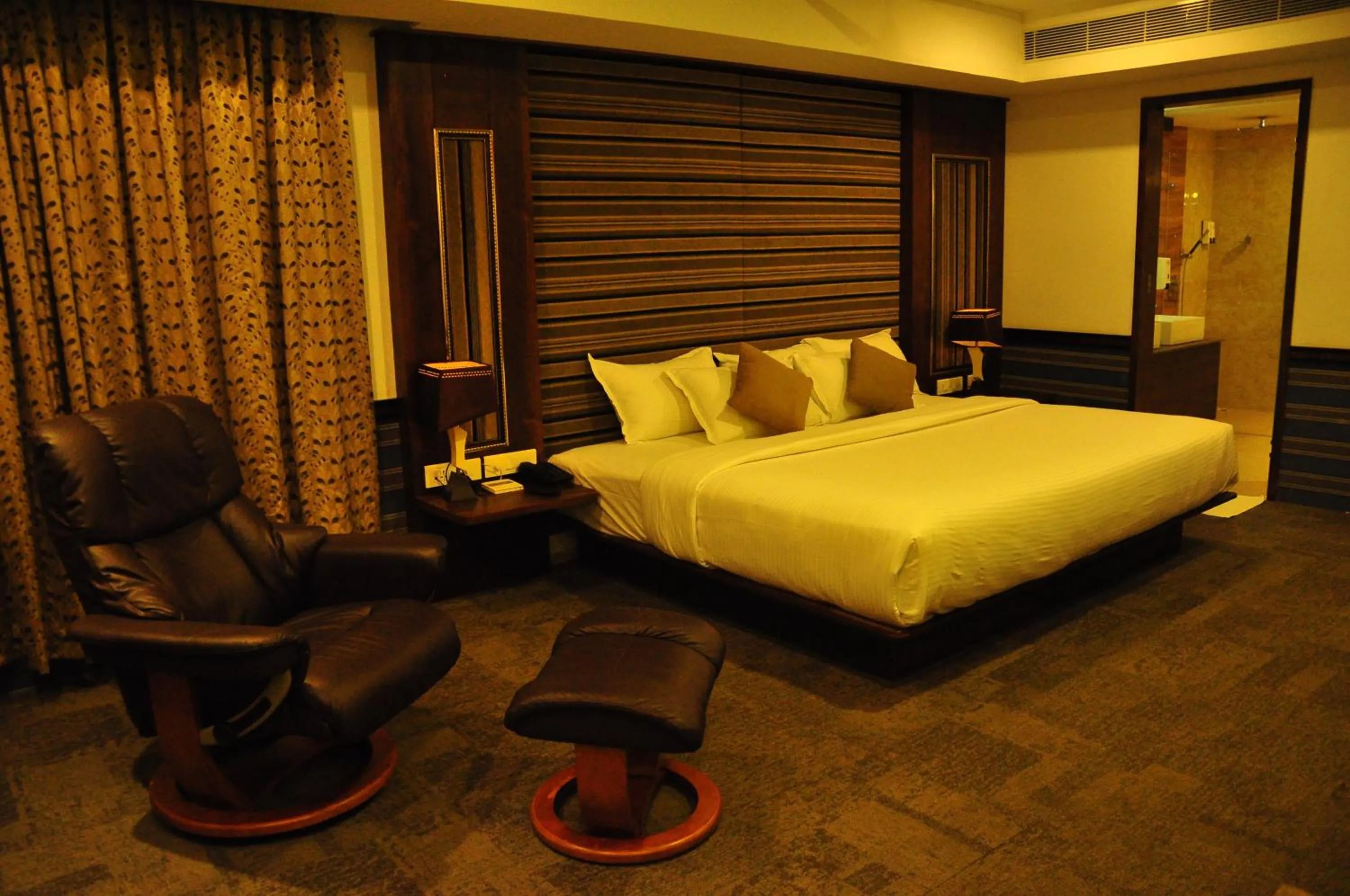 Photo of the whole room, Bed in Hotel Atrium