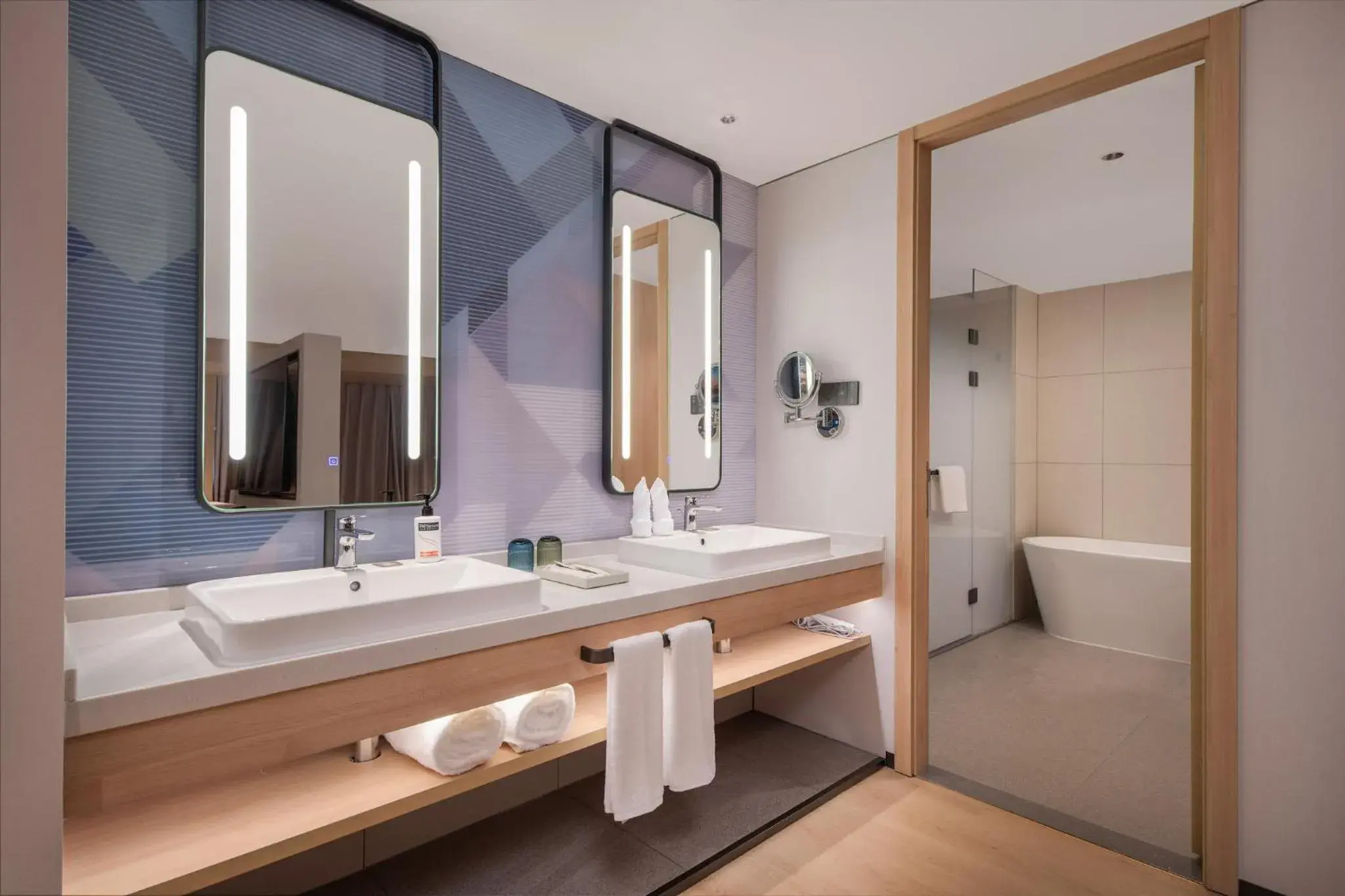 King Suite with Bath in Holiday Inn Express Rizhao Oriental Colorful City King Suite with Bath in Holiday Inn Express Rizhao Oriental Colorful City