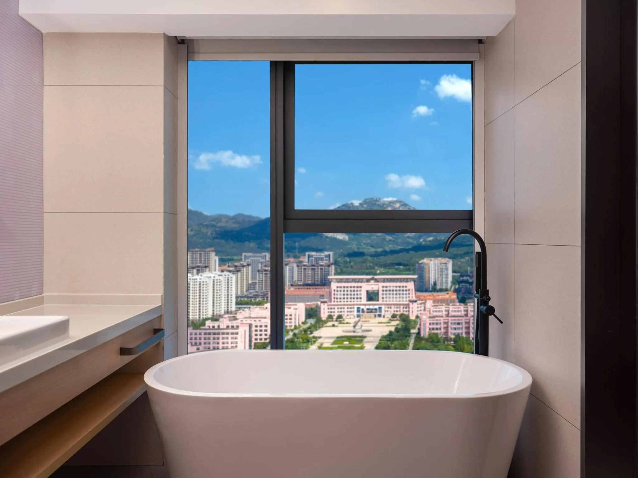 Standard Hollywood Twin Room in Holiday Inn Express Rizhao Oriental Colorful City