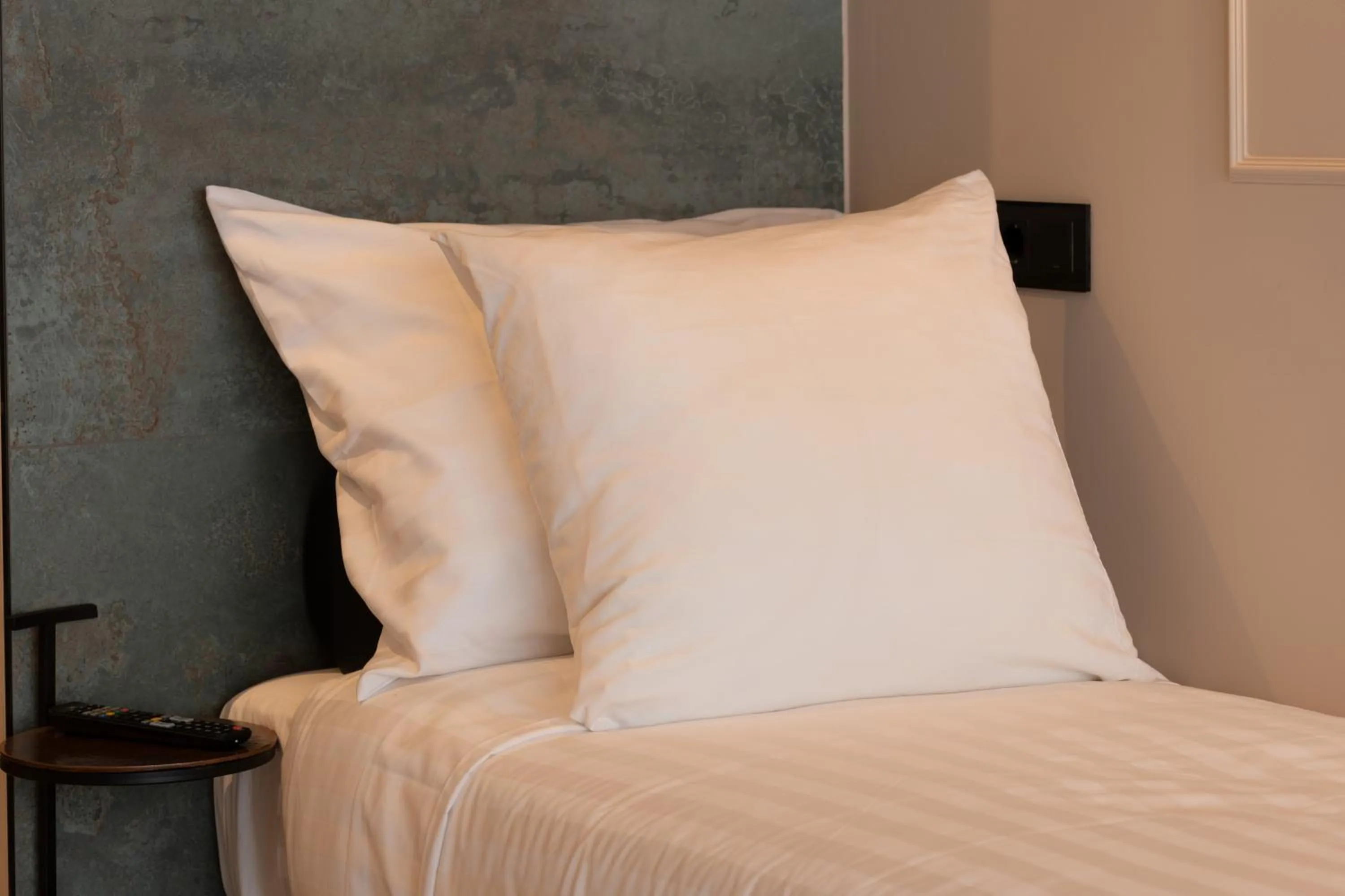 Bed in Midtown Hotel Studio Extra