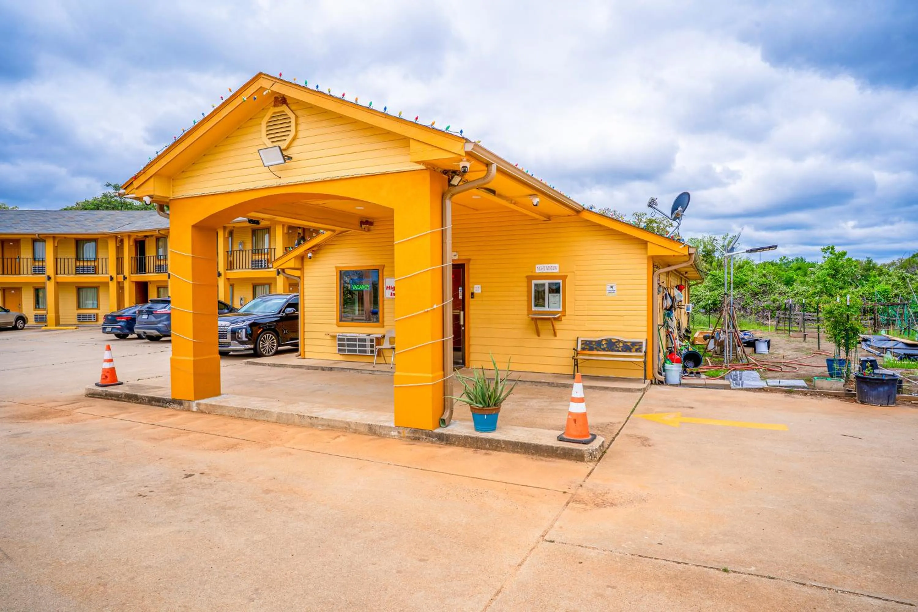 Parking in Regency Inn By OYO Rockdale TX