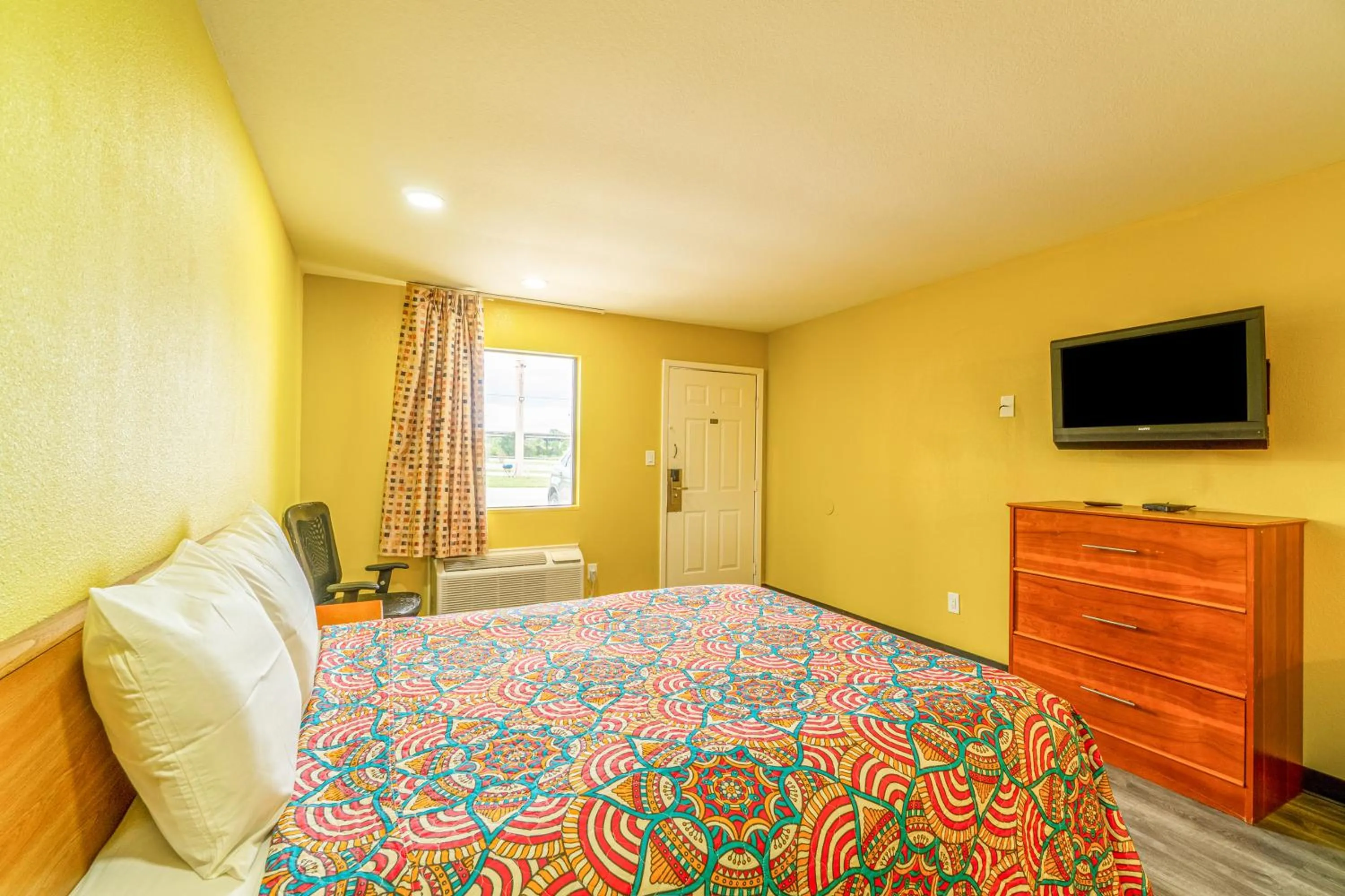 Bedroom, Bed in Regency Inn By OYO Rockdale TX