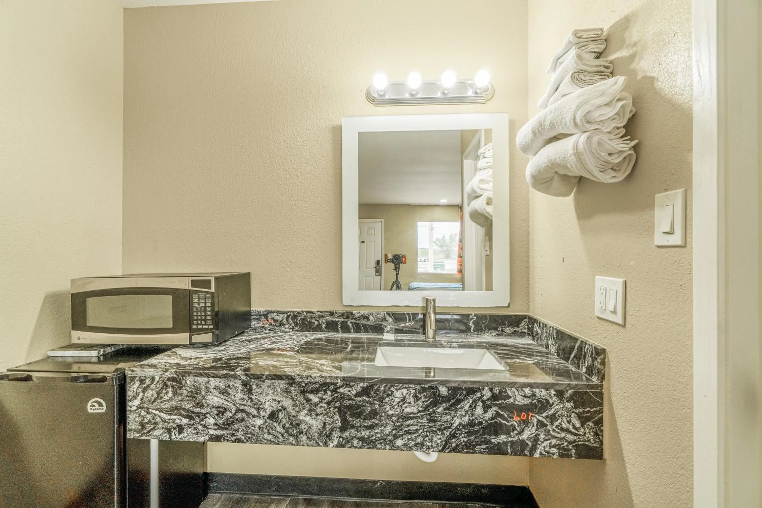 Bathroom in Regency Inn By OYO Rockdale TX