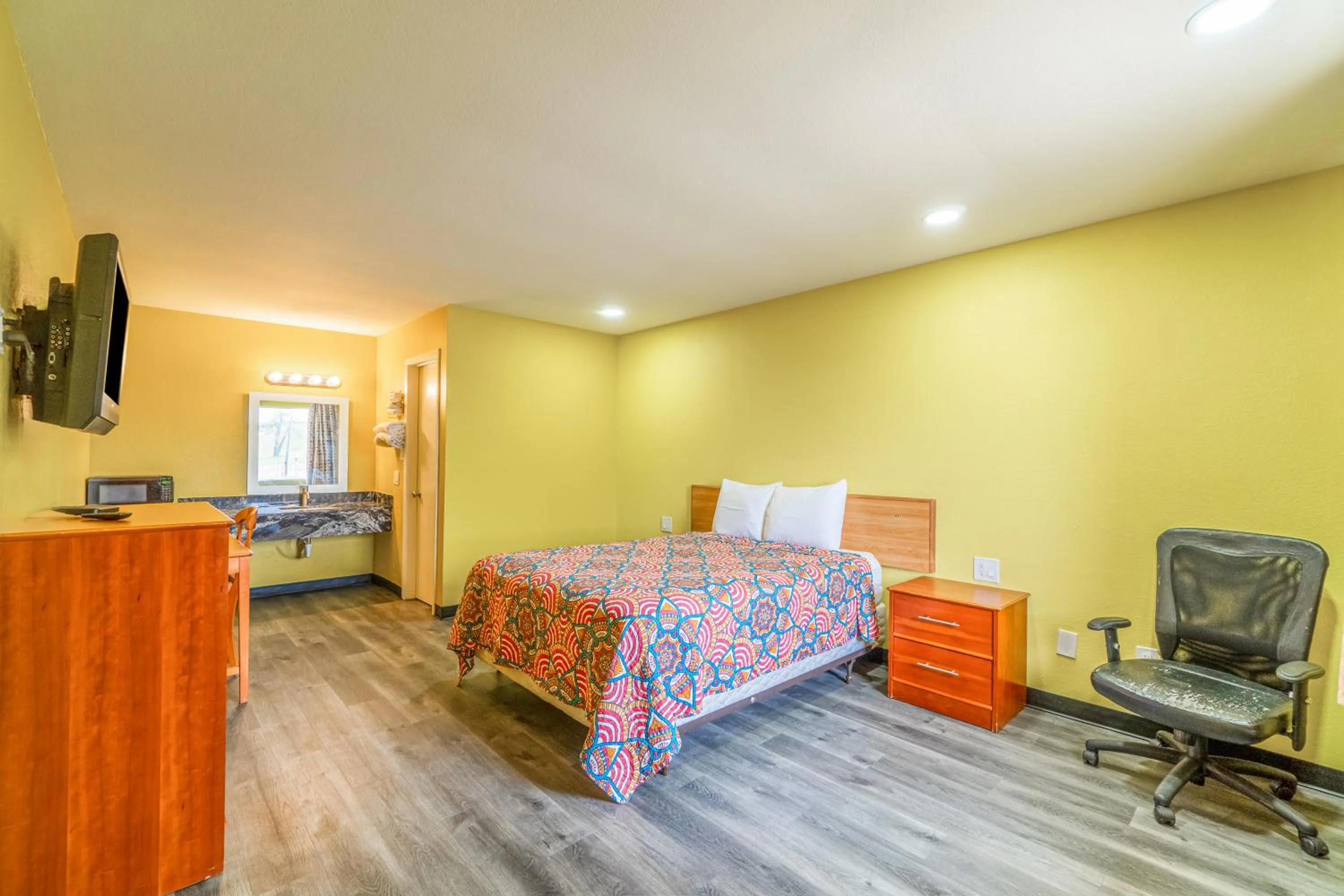 Bedroom, Bed in Regency Inn By OYO Rockdale TX