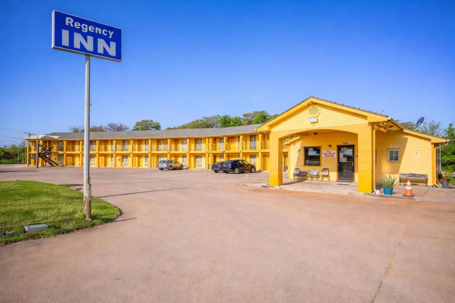 Property building in Regency Inn By OYO Rockdale TX