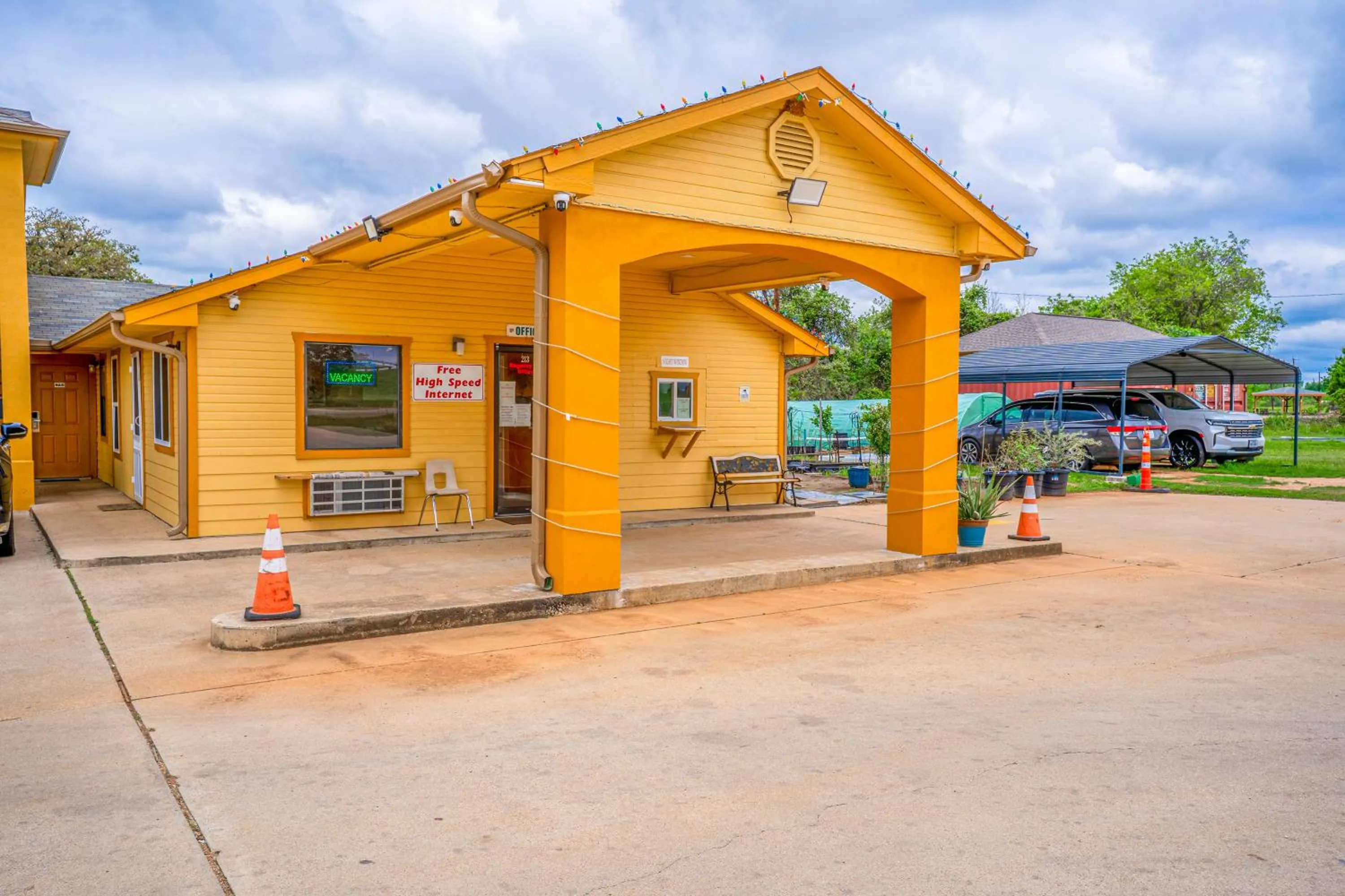Facade/entrance in Regency Inn By OYO Rockdale TX