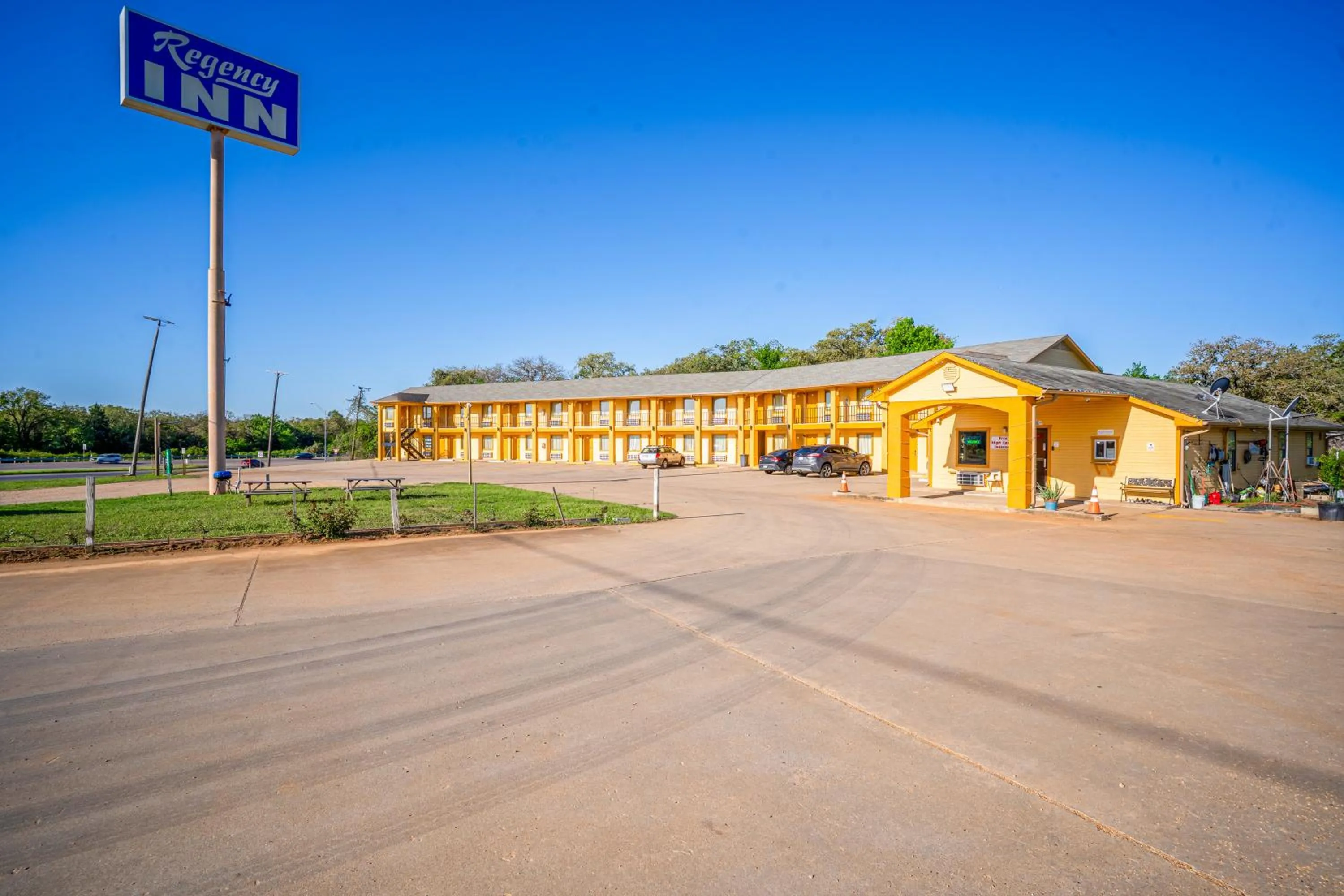 Parking in Regency Inn By OYO Rockdale TX