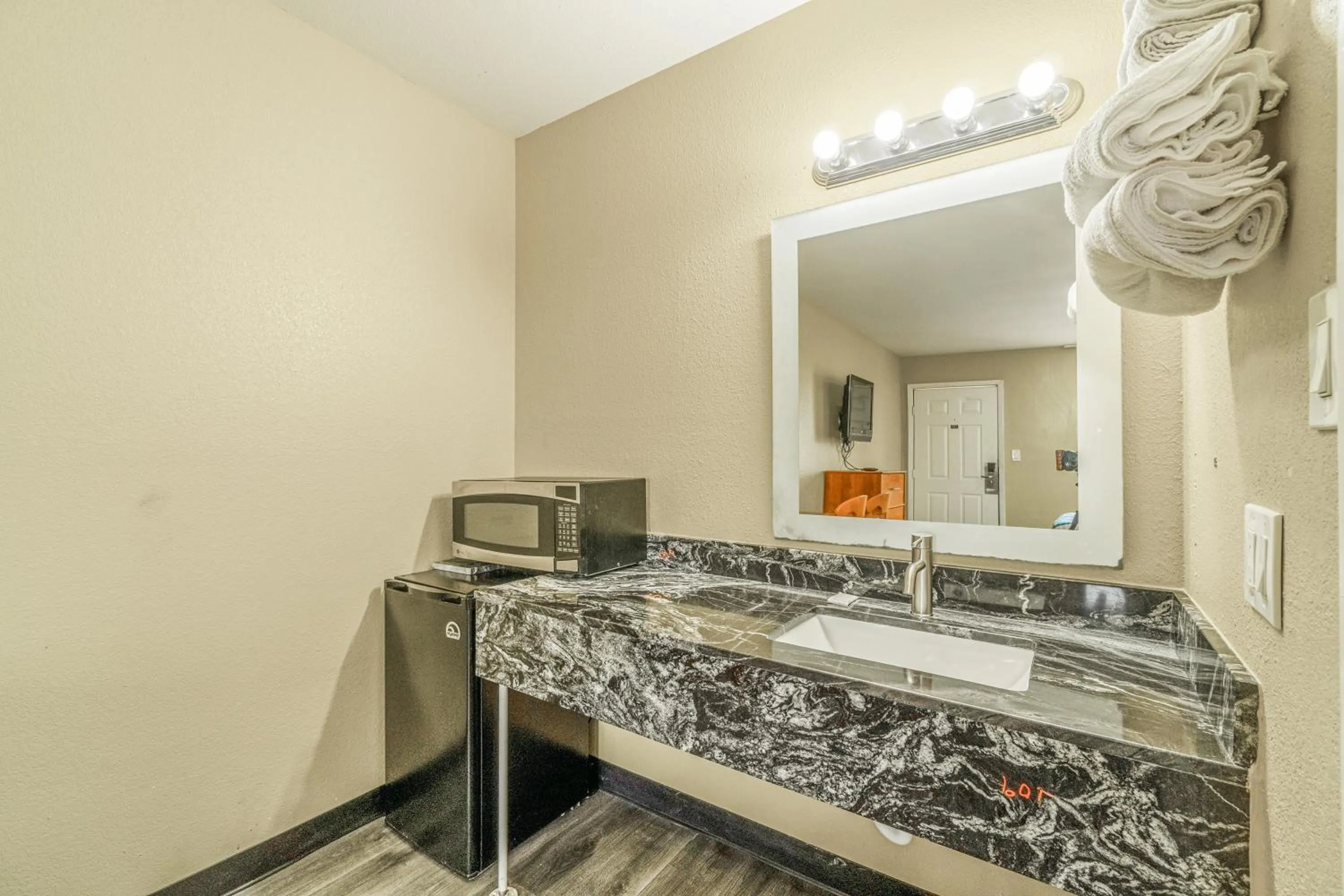 Bathroom in Regency Inn By OYO Rockdale TX