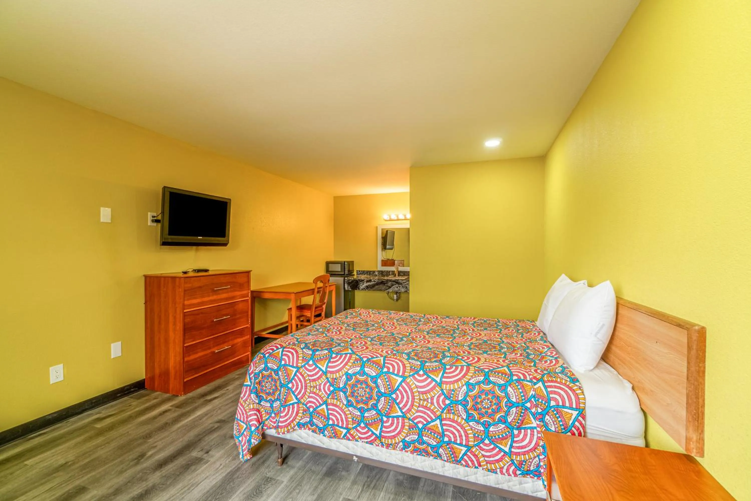 Bedroom, Bed in Regency Inn By OYO Rockdale TX