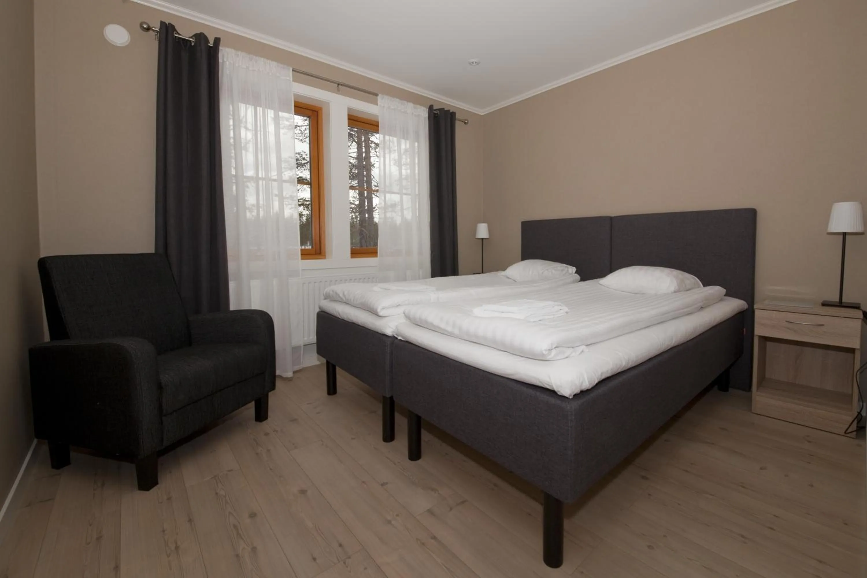 Photo of the whole room, Bed in Pinetree Lodge