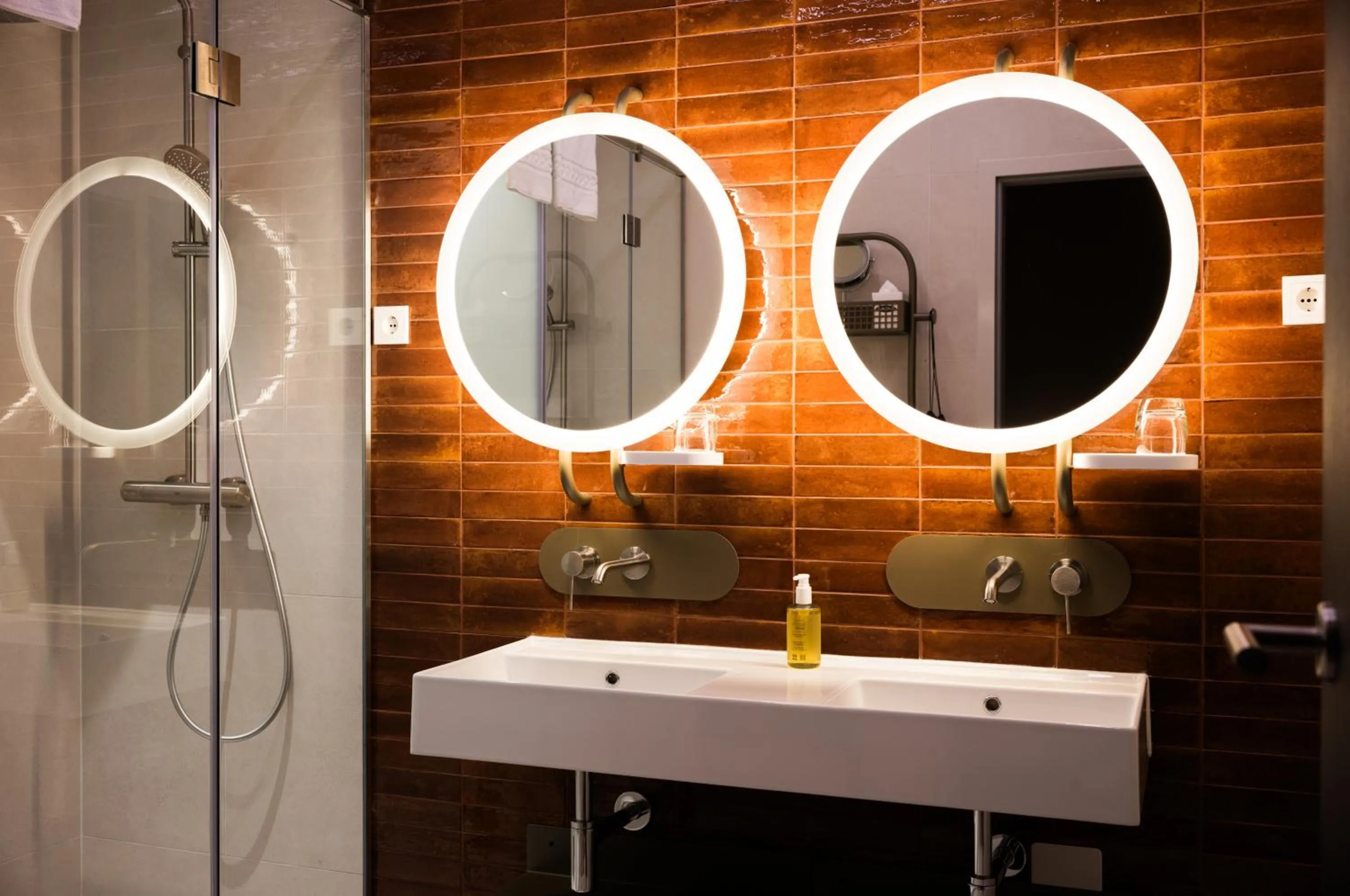 Shower in You Hotel Budapest - Handwritten Collection