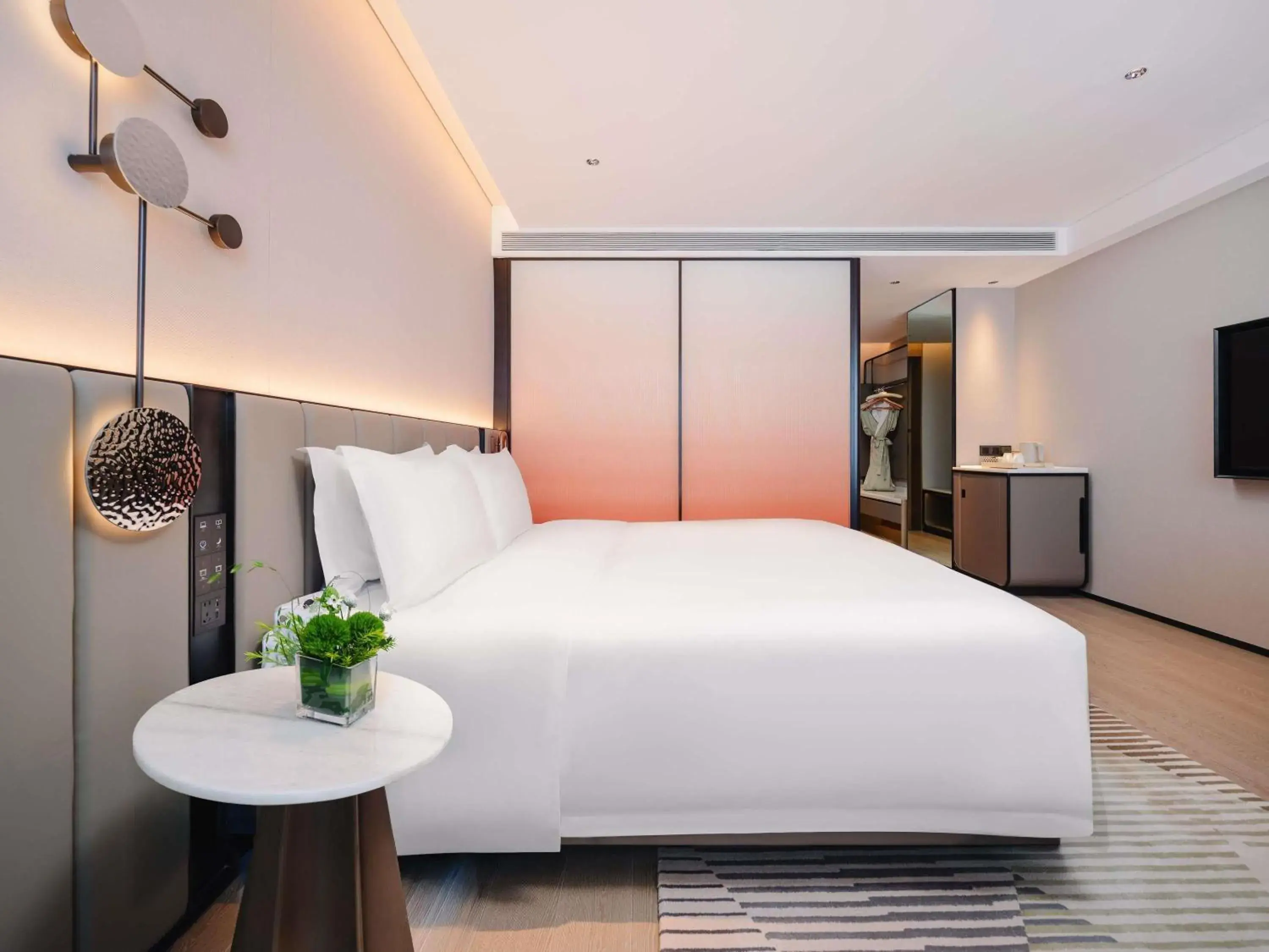 Standard Room with One King Bed in Novotel Xiamen Downtown Standard Room with One King Bed in Novotel Xiamen Downtown