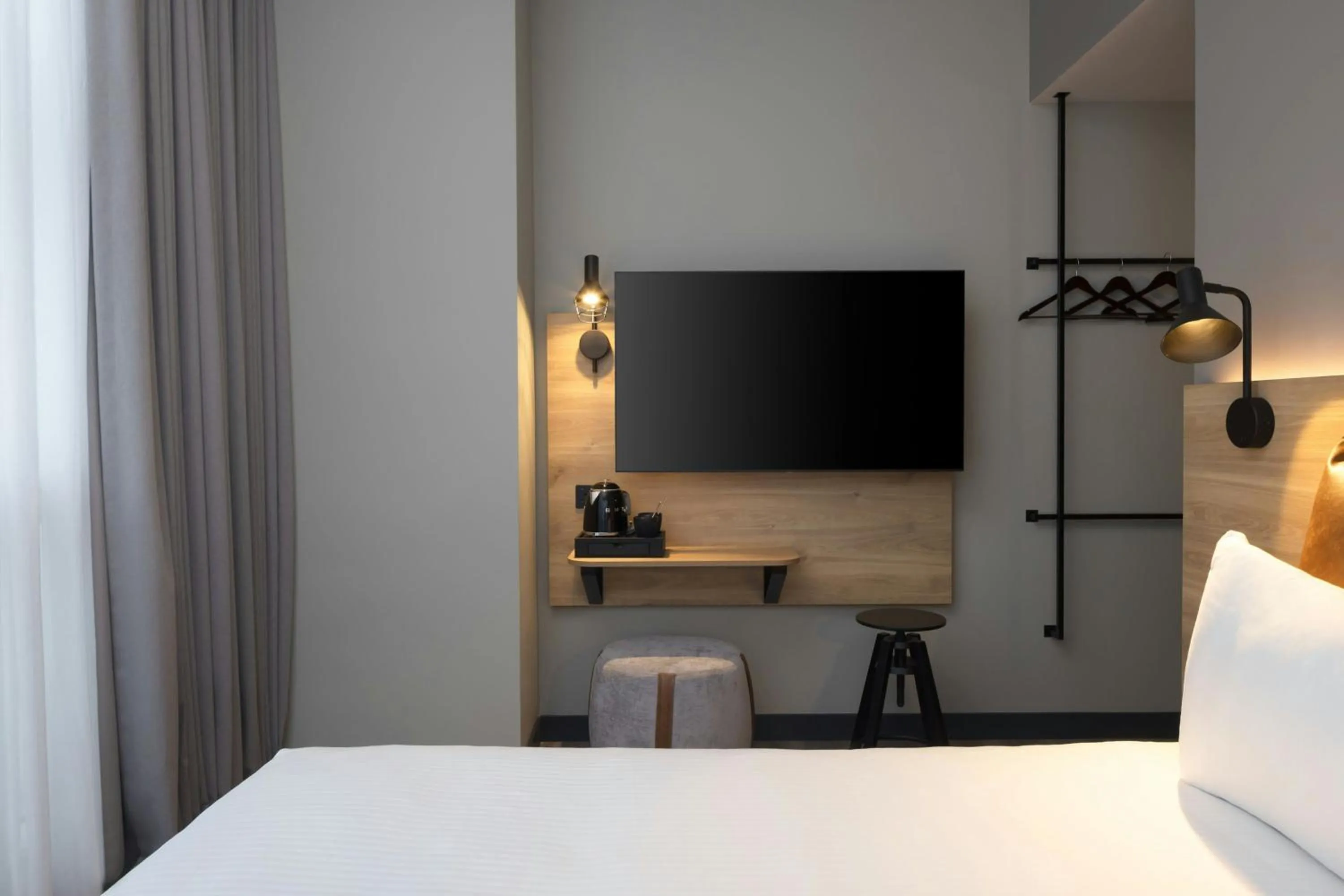 Photo of the whole room, Bed in Moxy London Piccadilly Circus