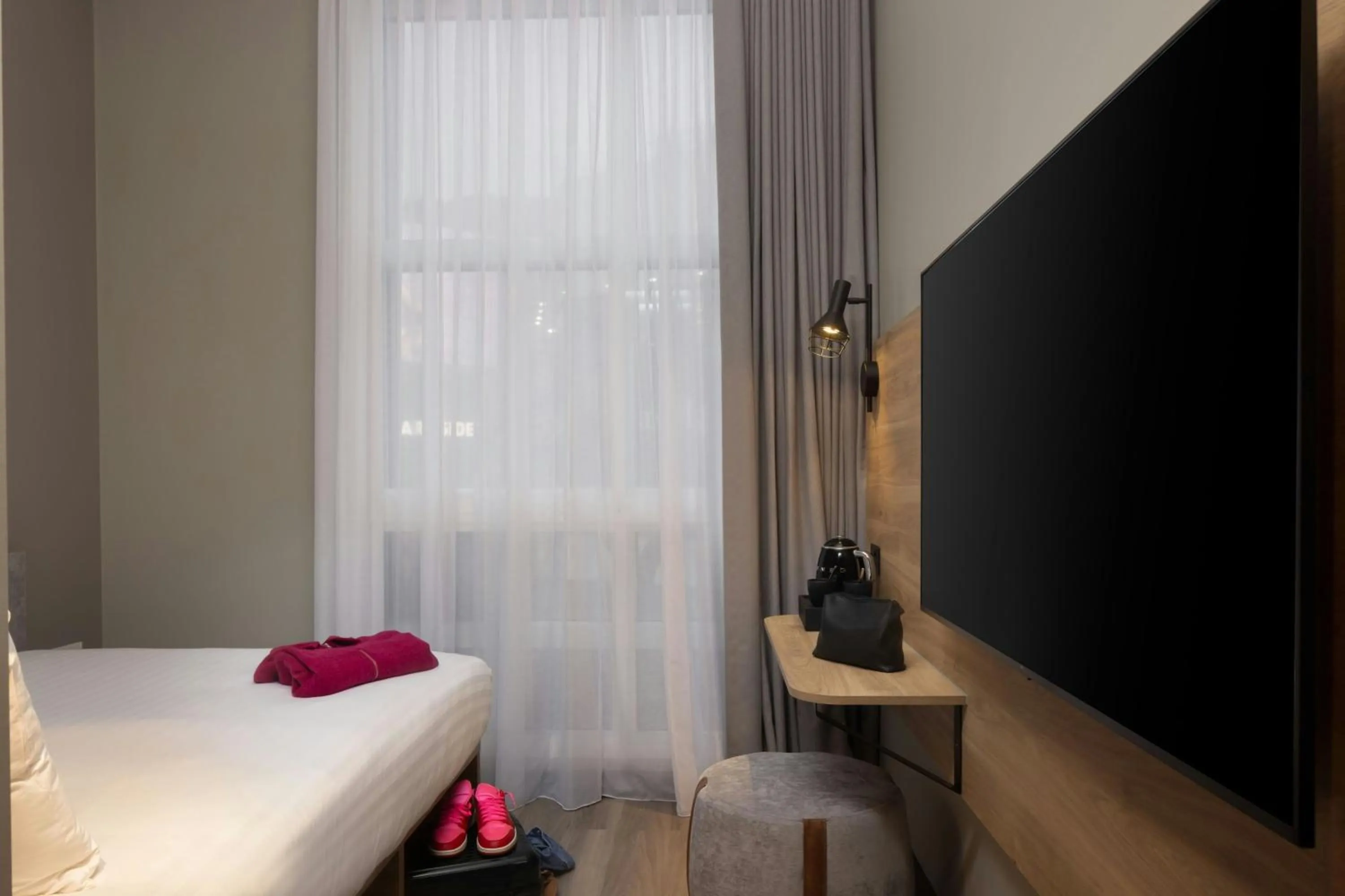 Photo of the whole room, Bed in Moxy London Piccadilly Circus