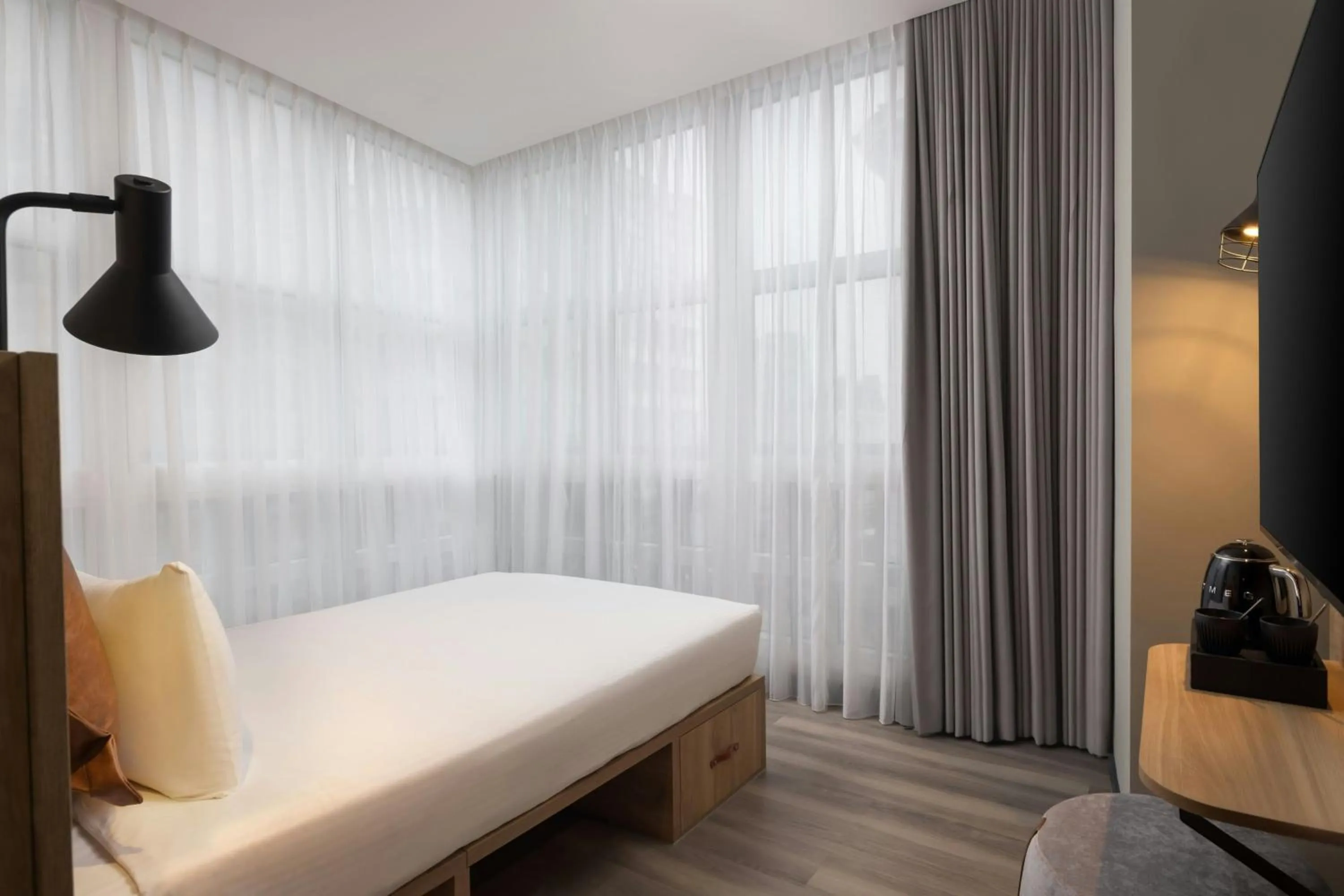 Photo of the whole room, Bed in Moxy London Piccadilly Circus