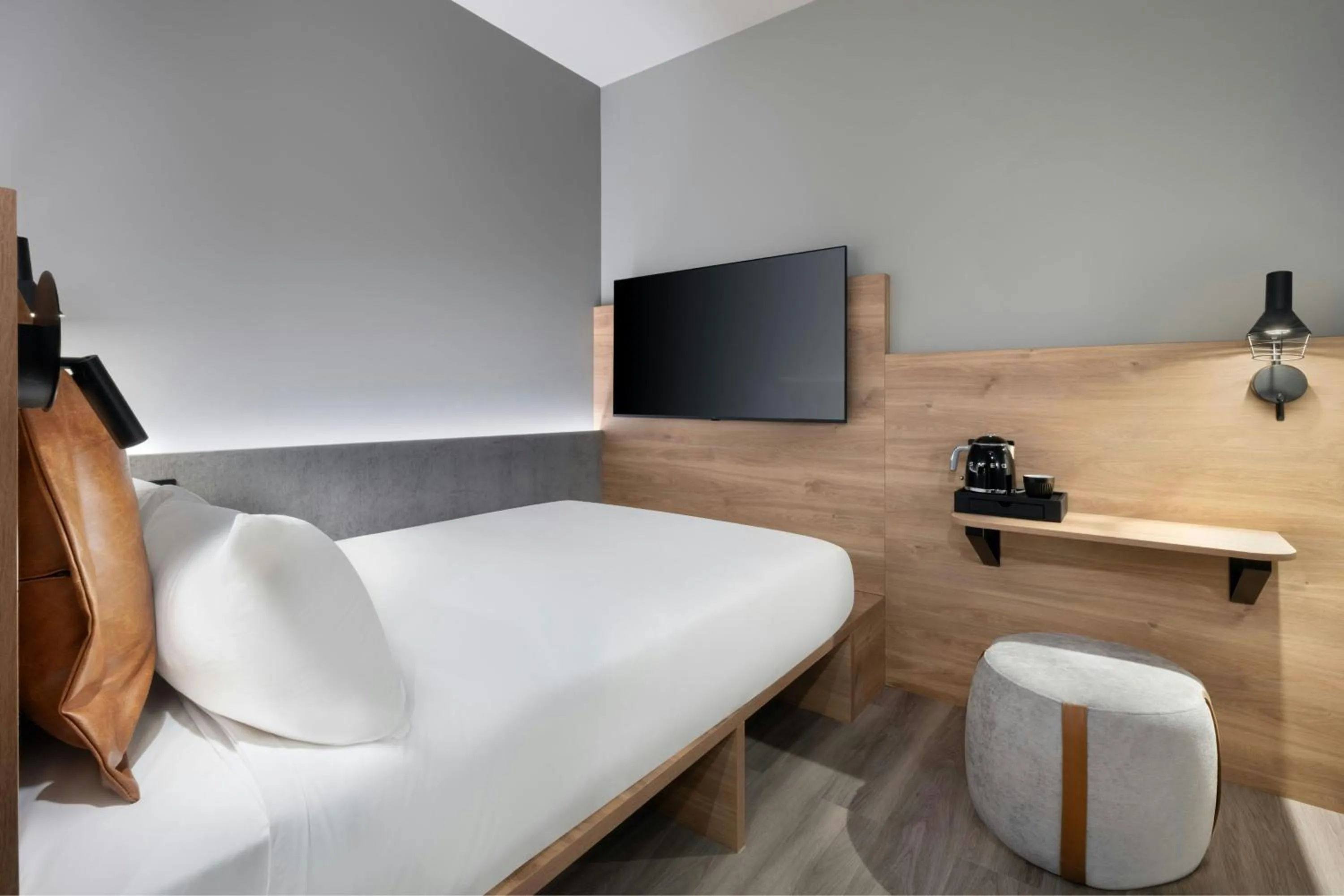 Photo of the whole room in Moxy London Piccadilly Circus