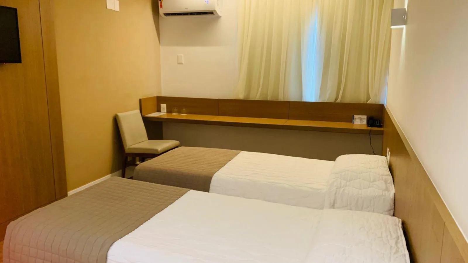 Bedroom, Bed in South American Copacabana Hotel