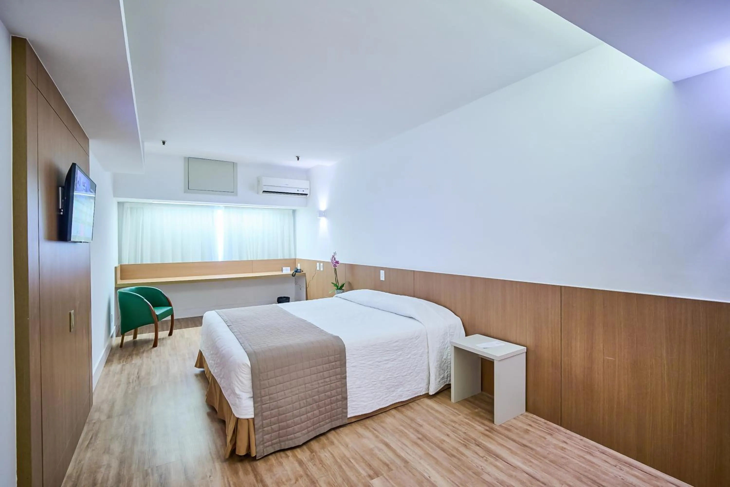 Bedroom, Bed in South American Copacabana Hotel