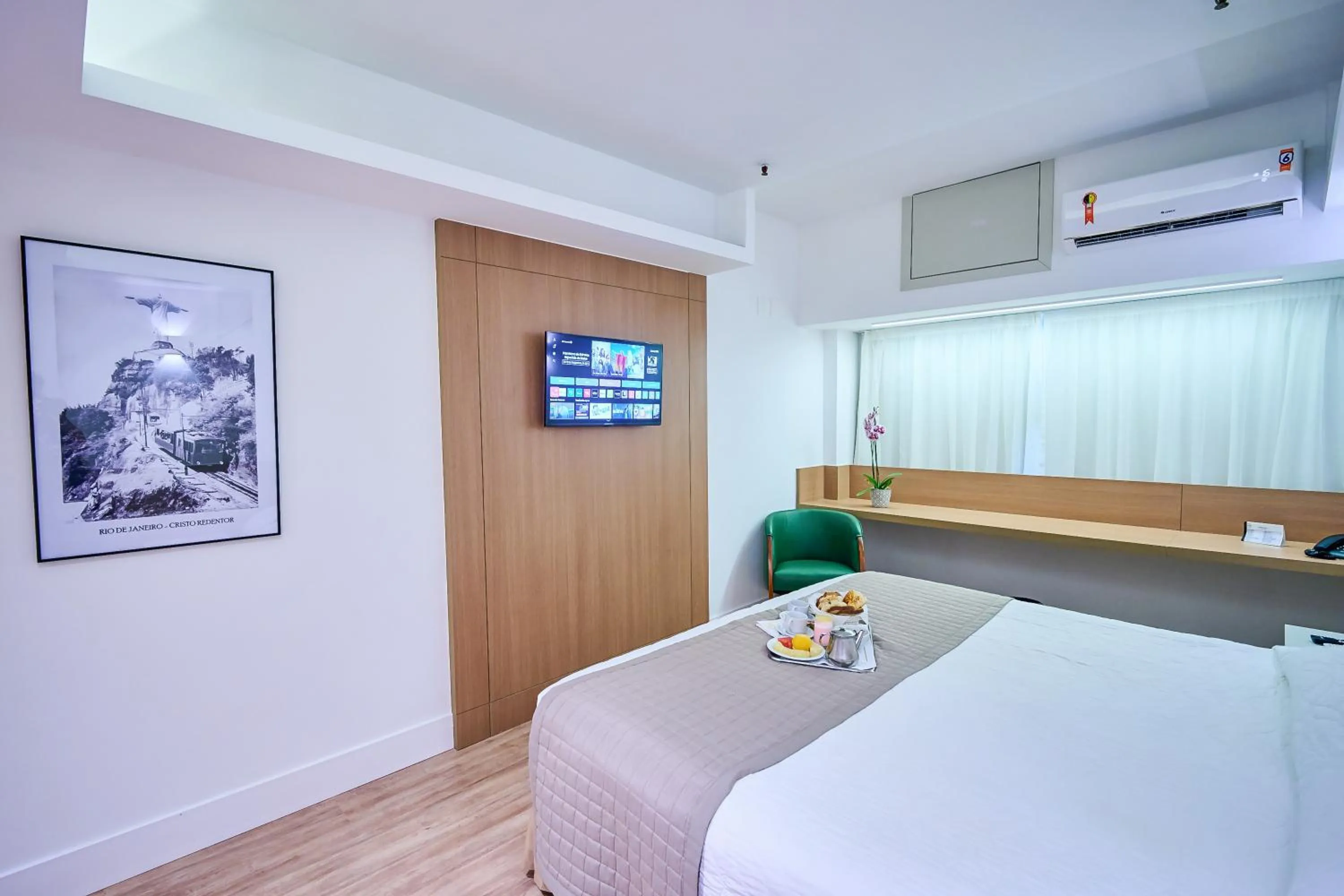 Bedroom, Bed in South American Copacabana Hotel