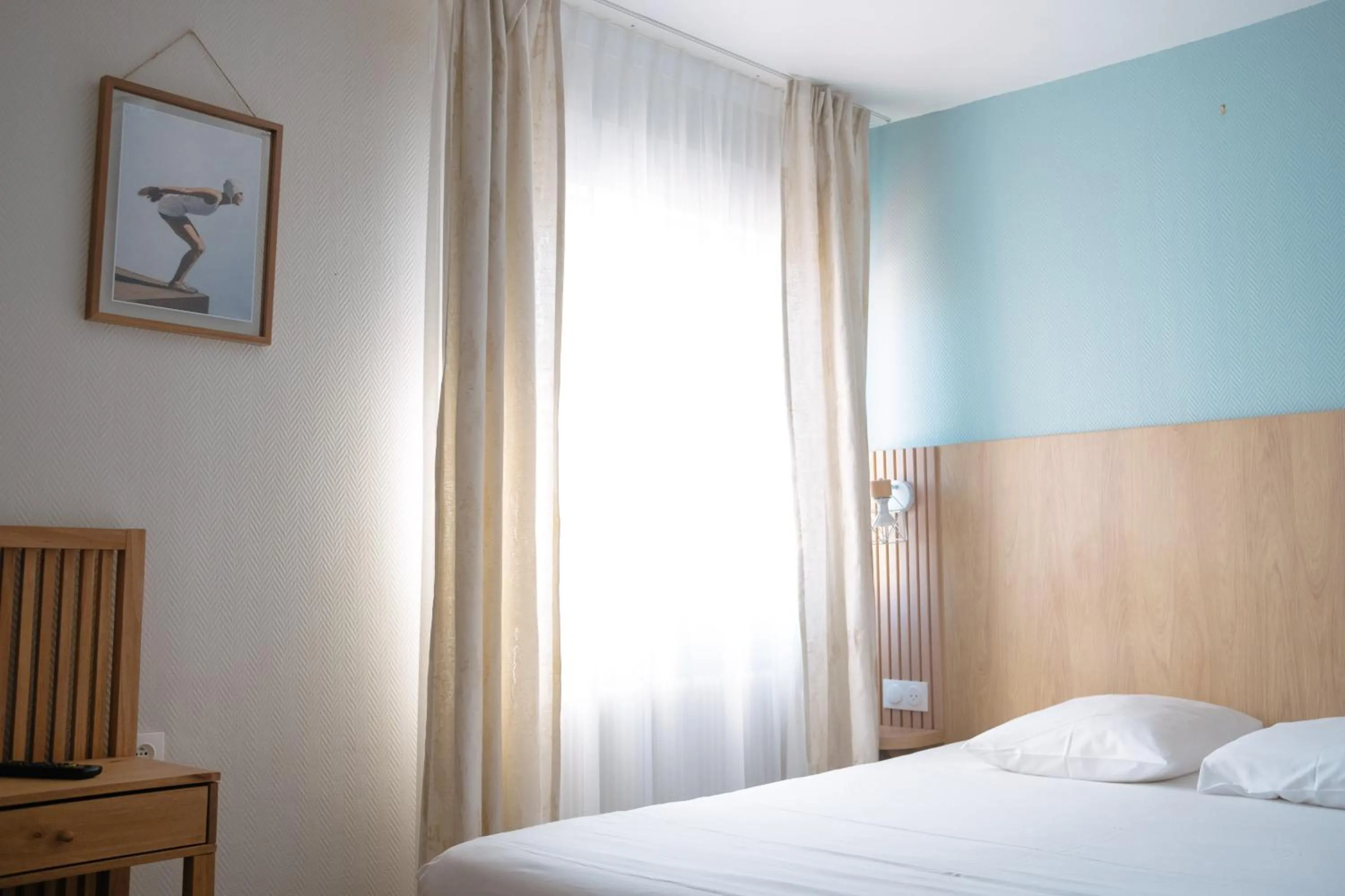 Bedroom, Bed in Hôtel Le Rivage vue sur mer - Châtelaillon-plage