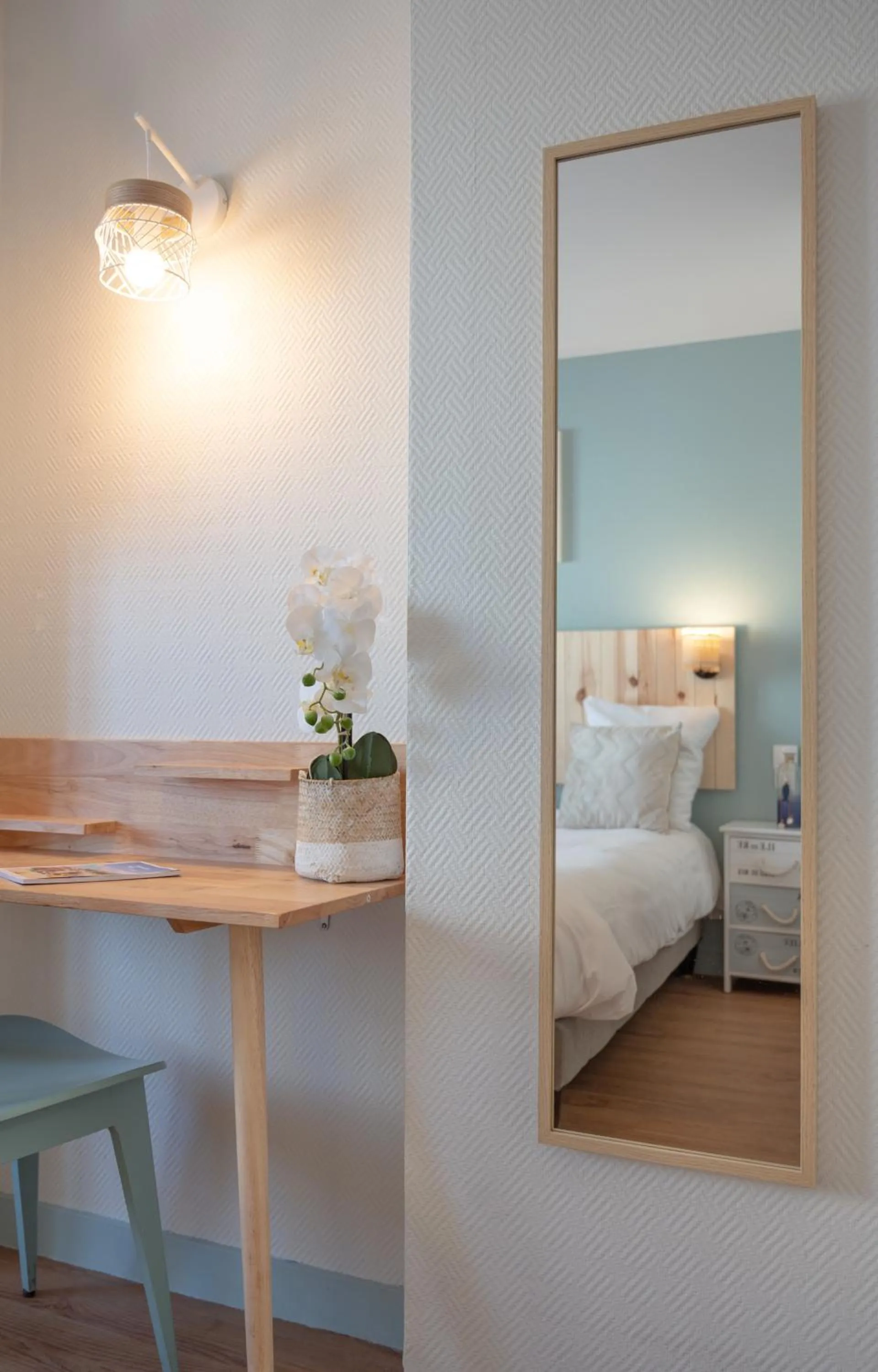 Bedroom, Bed in Hôtel Le Rivage vue sur mer - Châtelaillon-plage