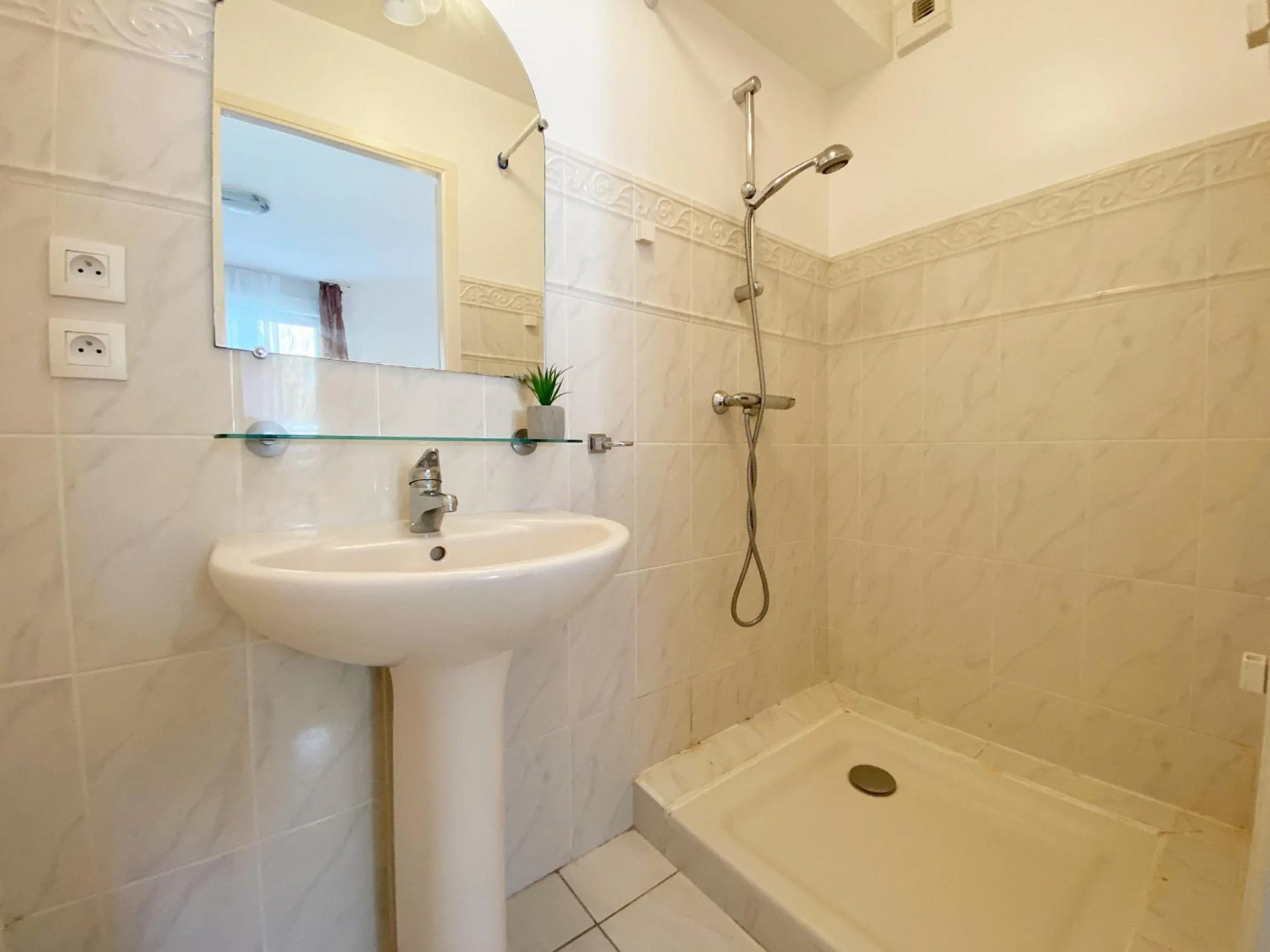Bathroom in KERBACHIQUE - Maison, Confort, Jardin - C89