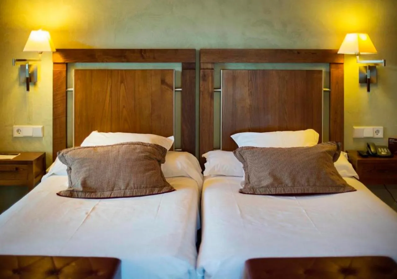 Photo of the whole room, Bed in Parador de Santo Estevo