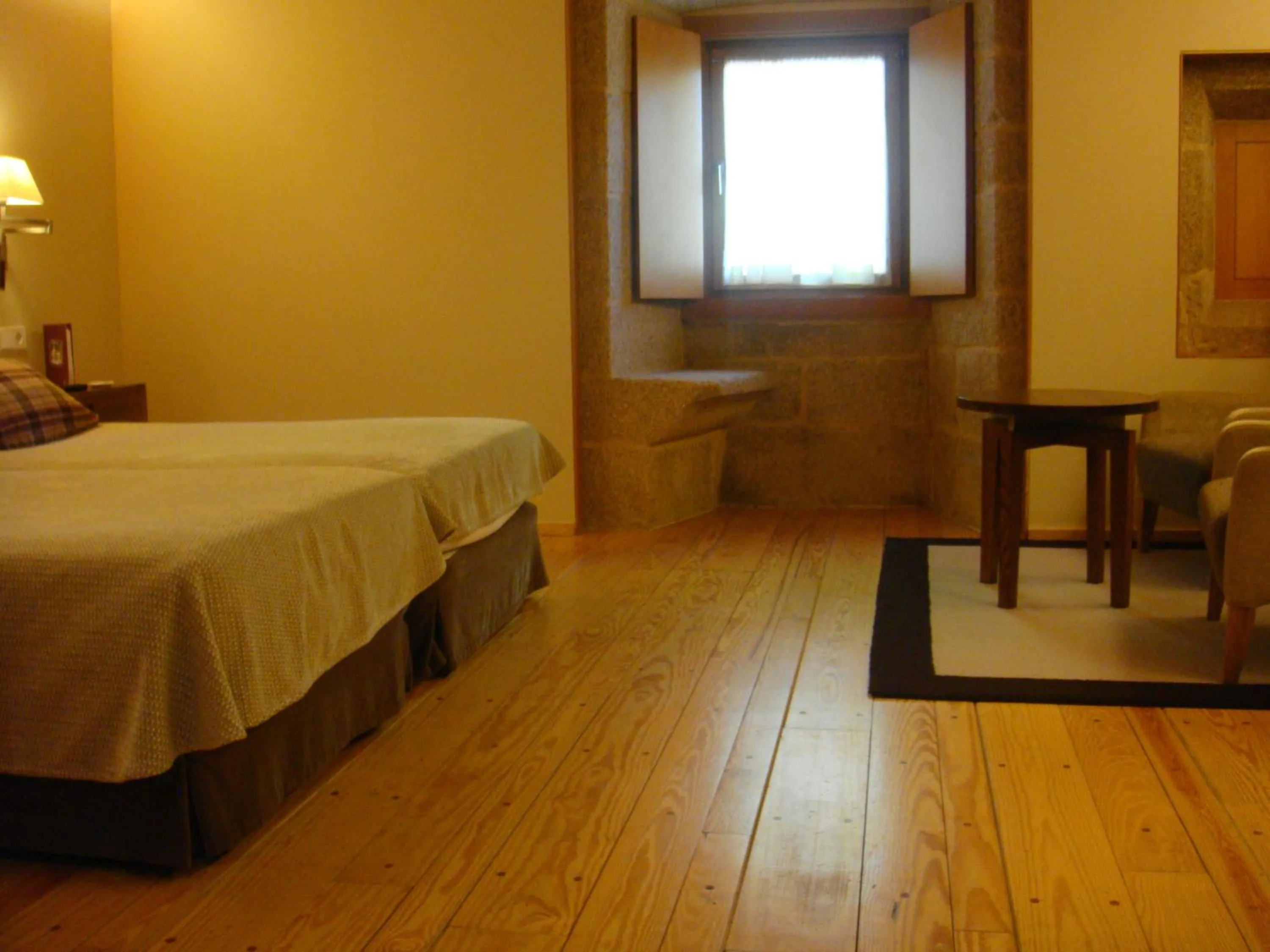 Photo of the whole room, Bed in Parador de Santo Estevo