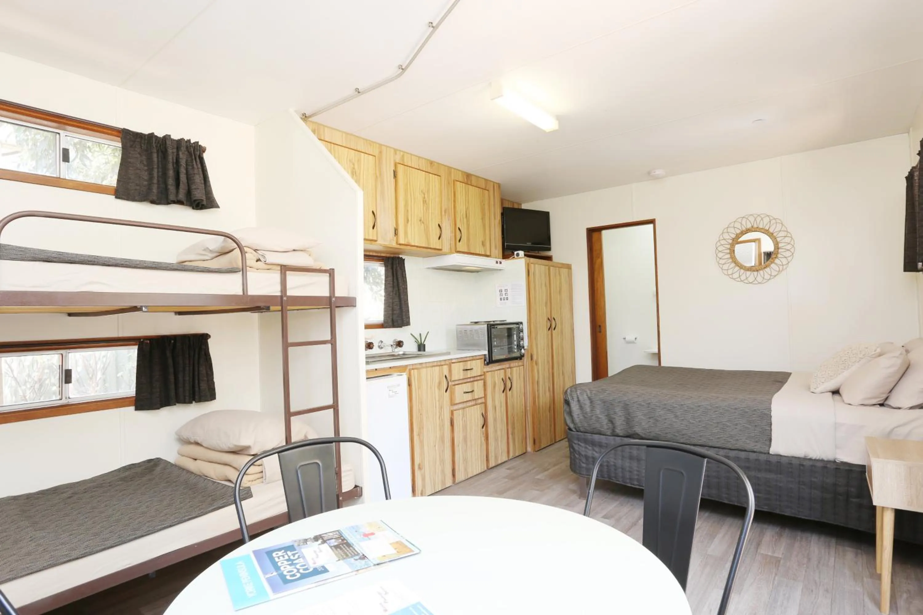 Kitchen or kitchenette, Bed in Moonta Bay Accommodation