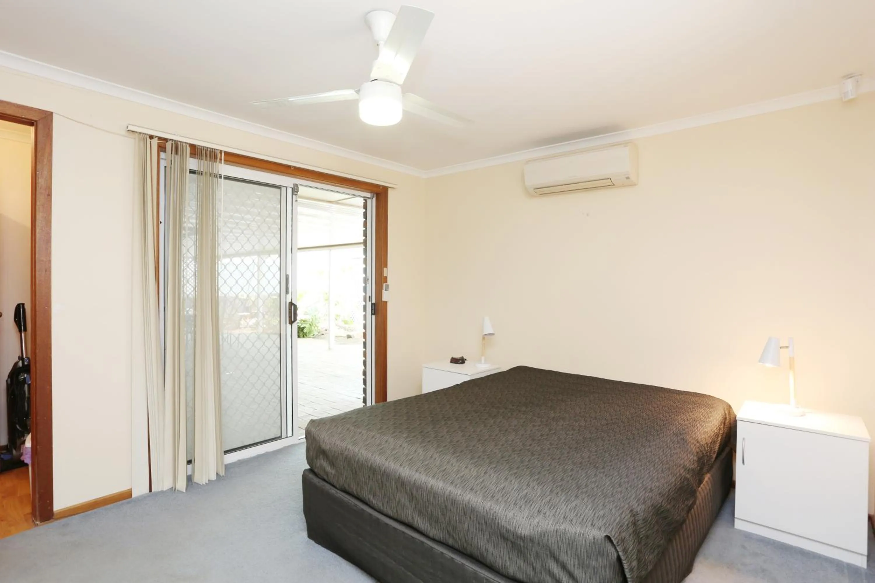 Bedroom, Bed in Moonta Bay Accommodation