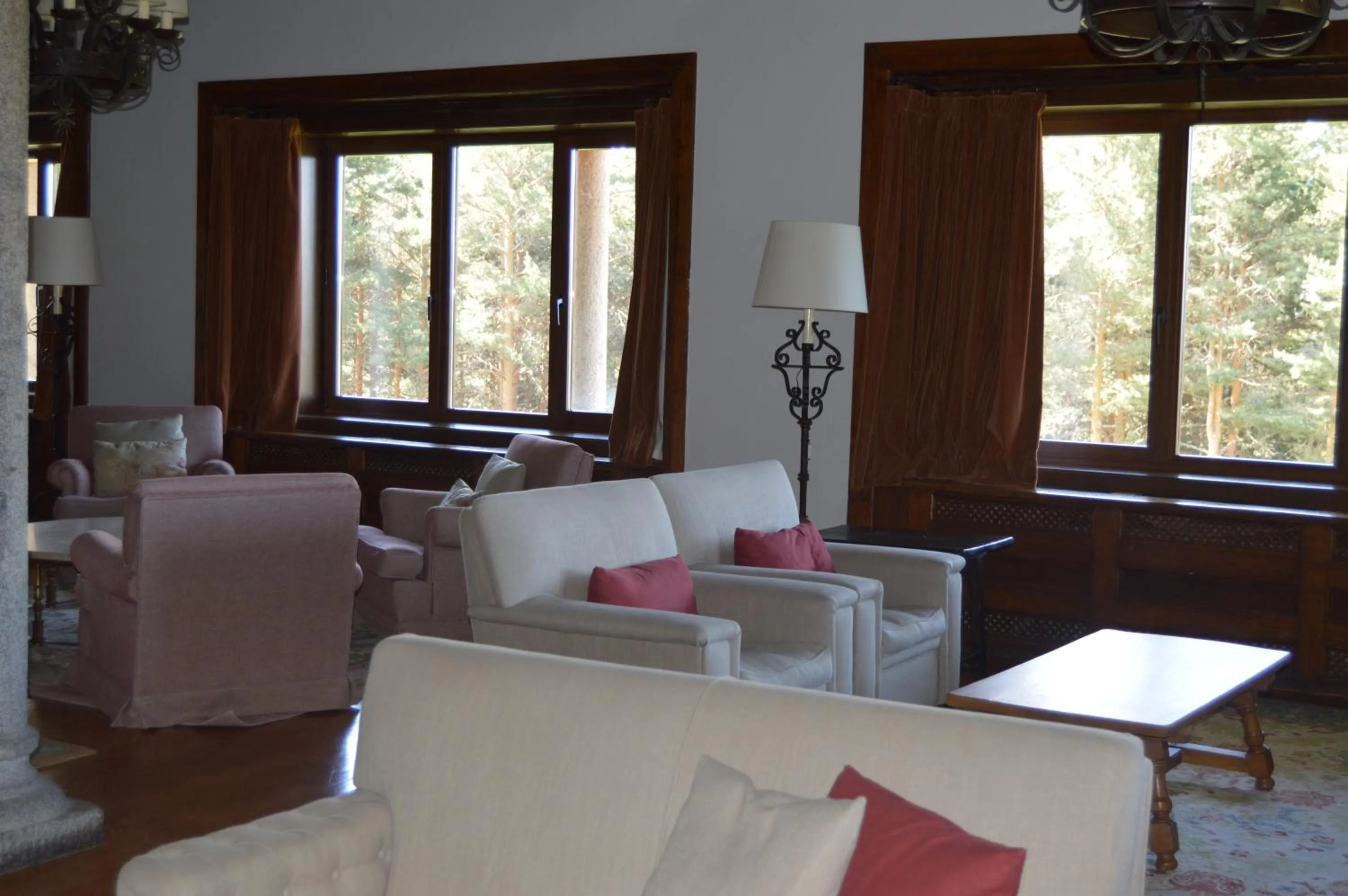 Communal lounge/ TV room in Parador de Gredos