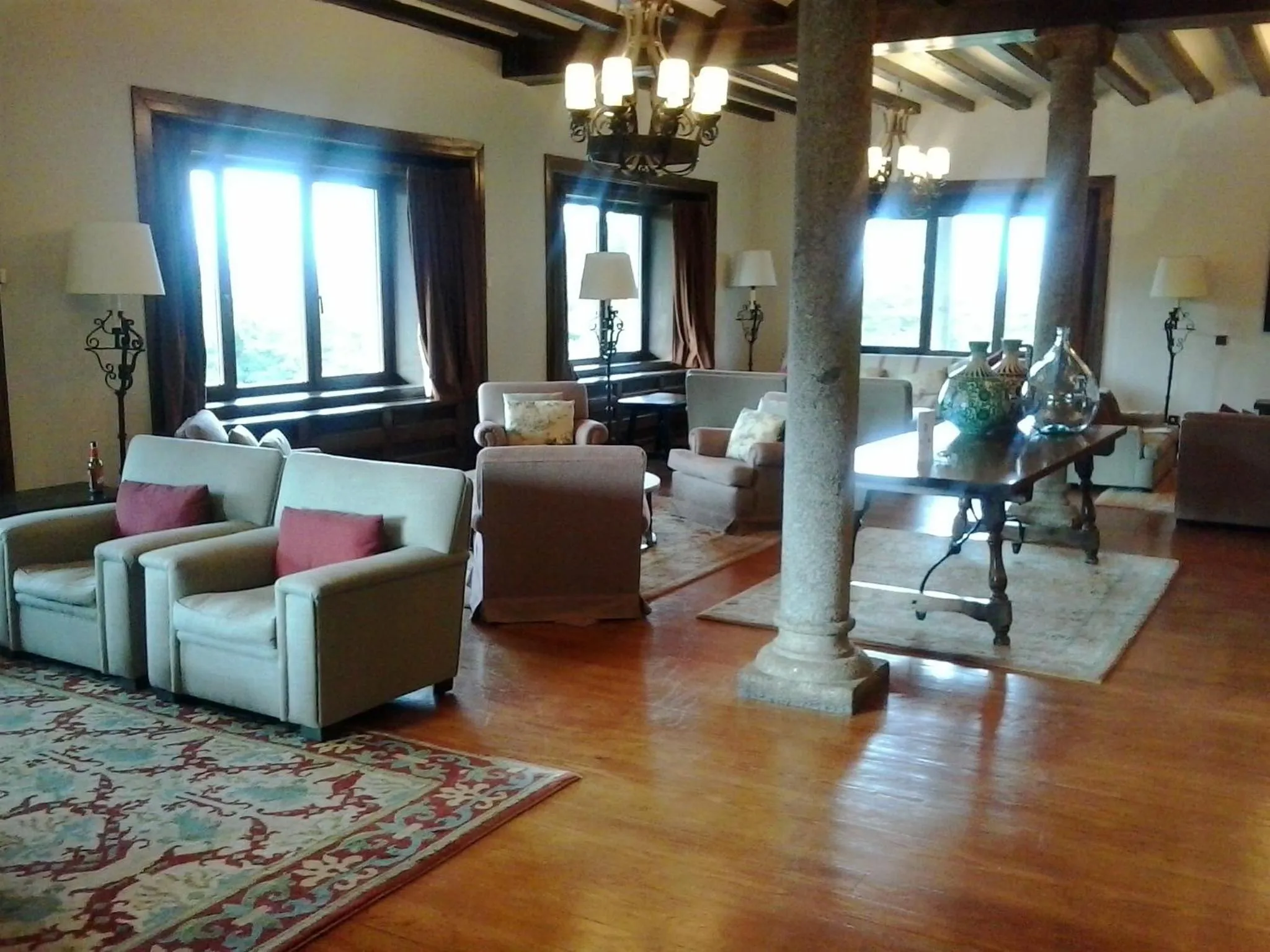 Communal lounge/ TV room in Parador de Gredos