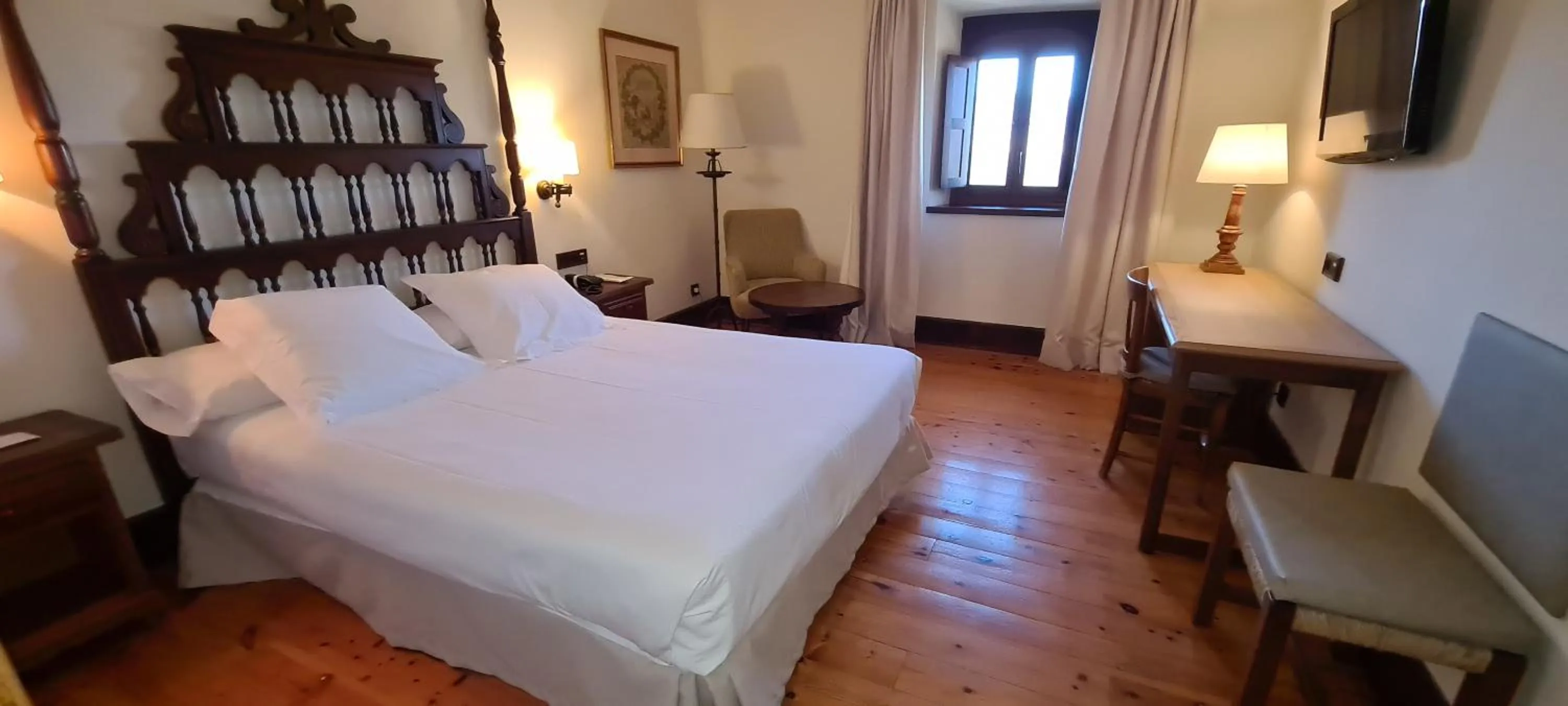 Photo of the whole room, Bed in Parador de Gredos