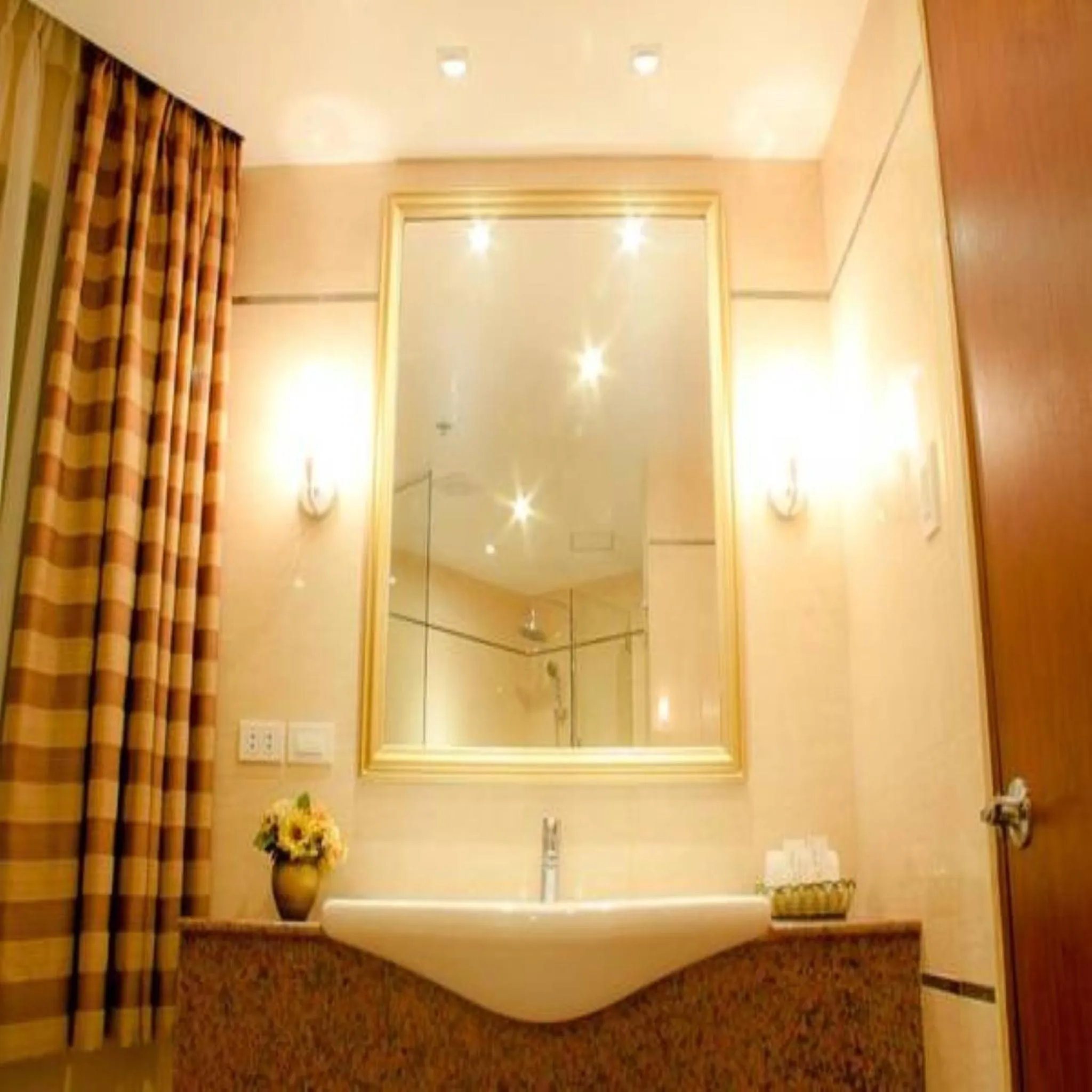 Toilet in Royal Garden Hotel