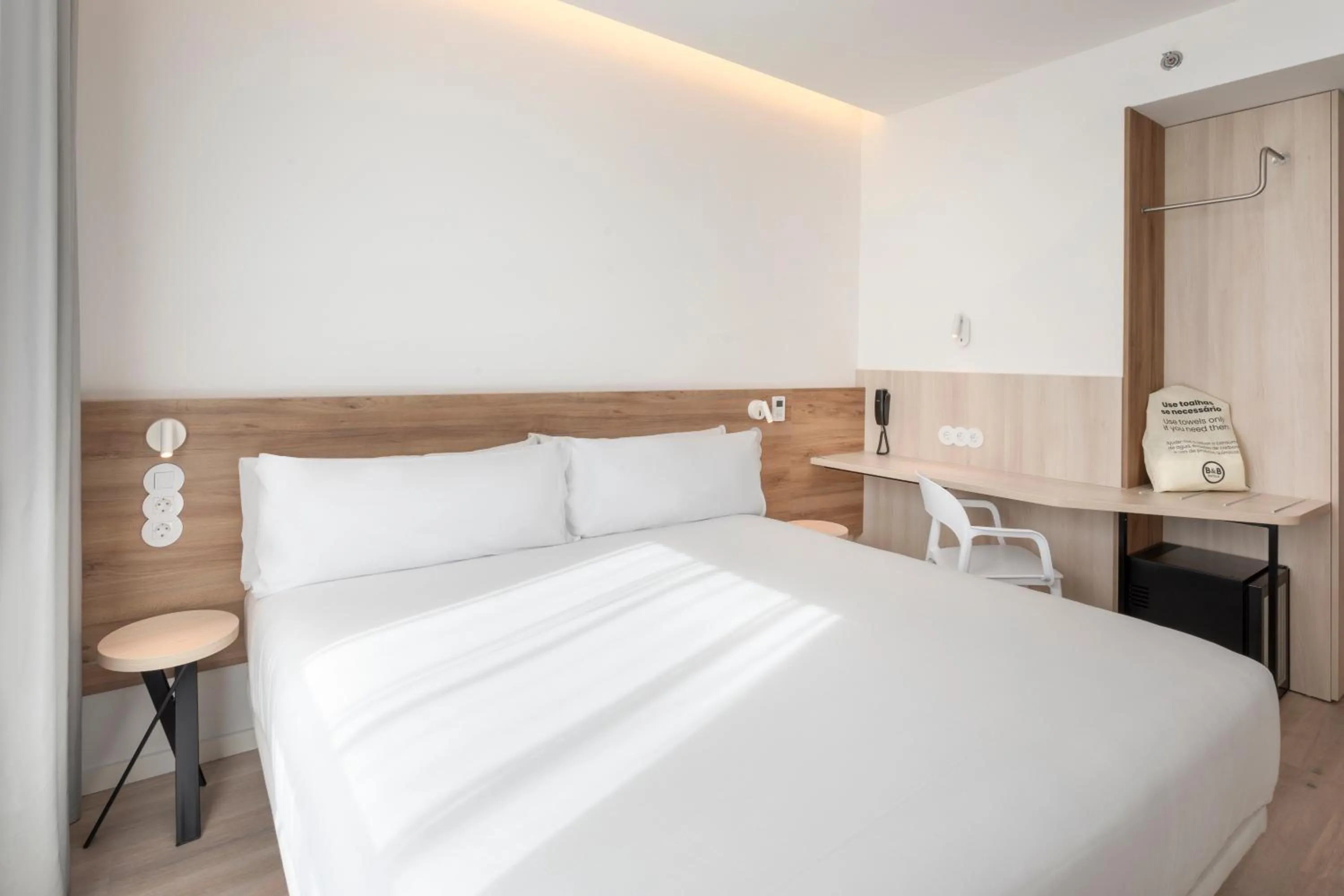 Bed in B&B HOTEL Setúbal Bonfim